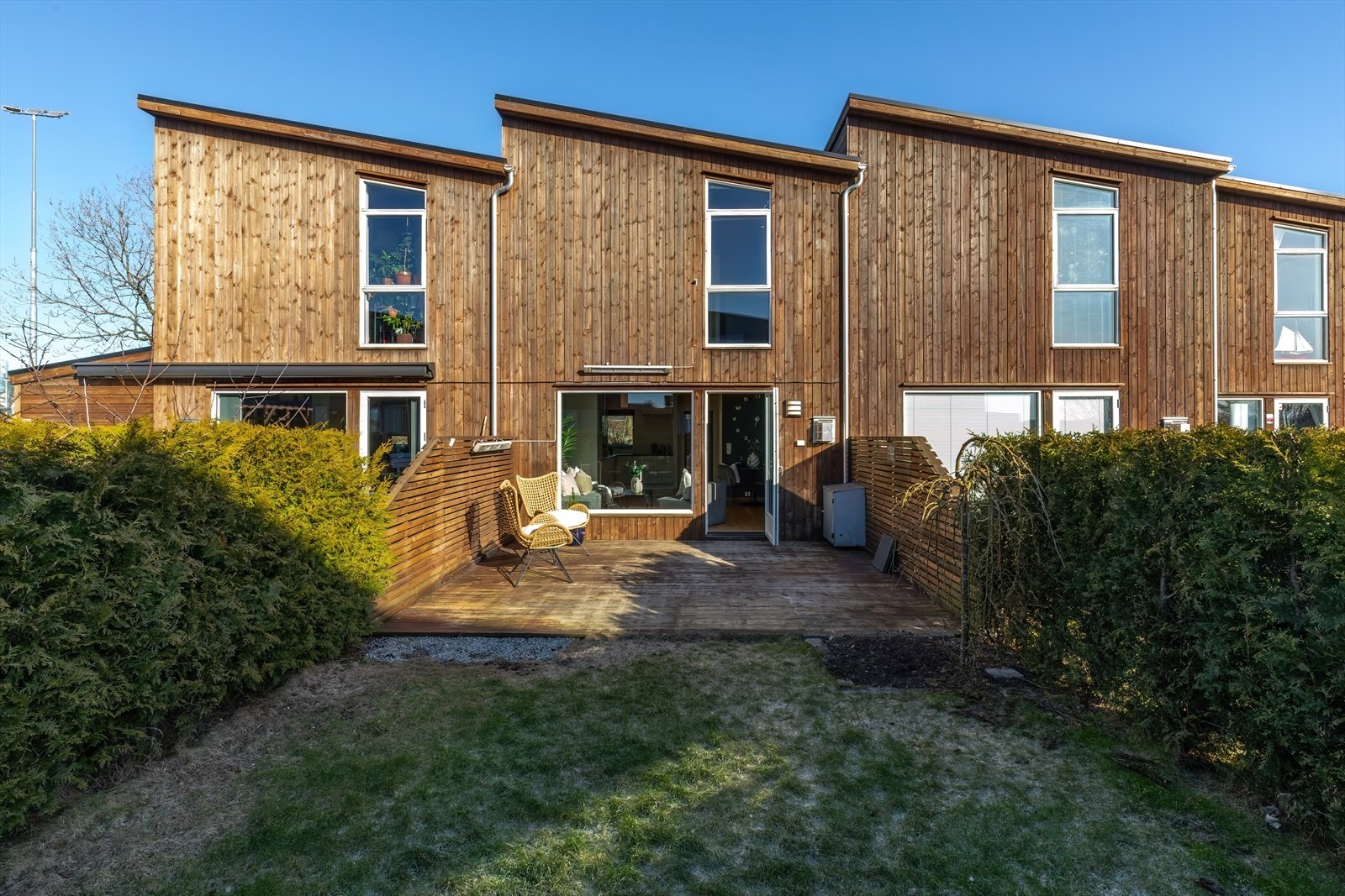 Solrik terrasse og hage Galleribilde