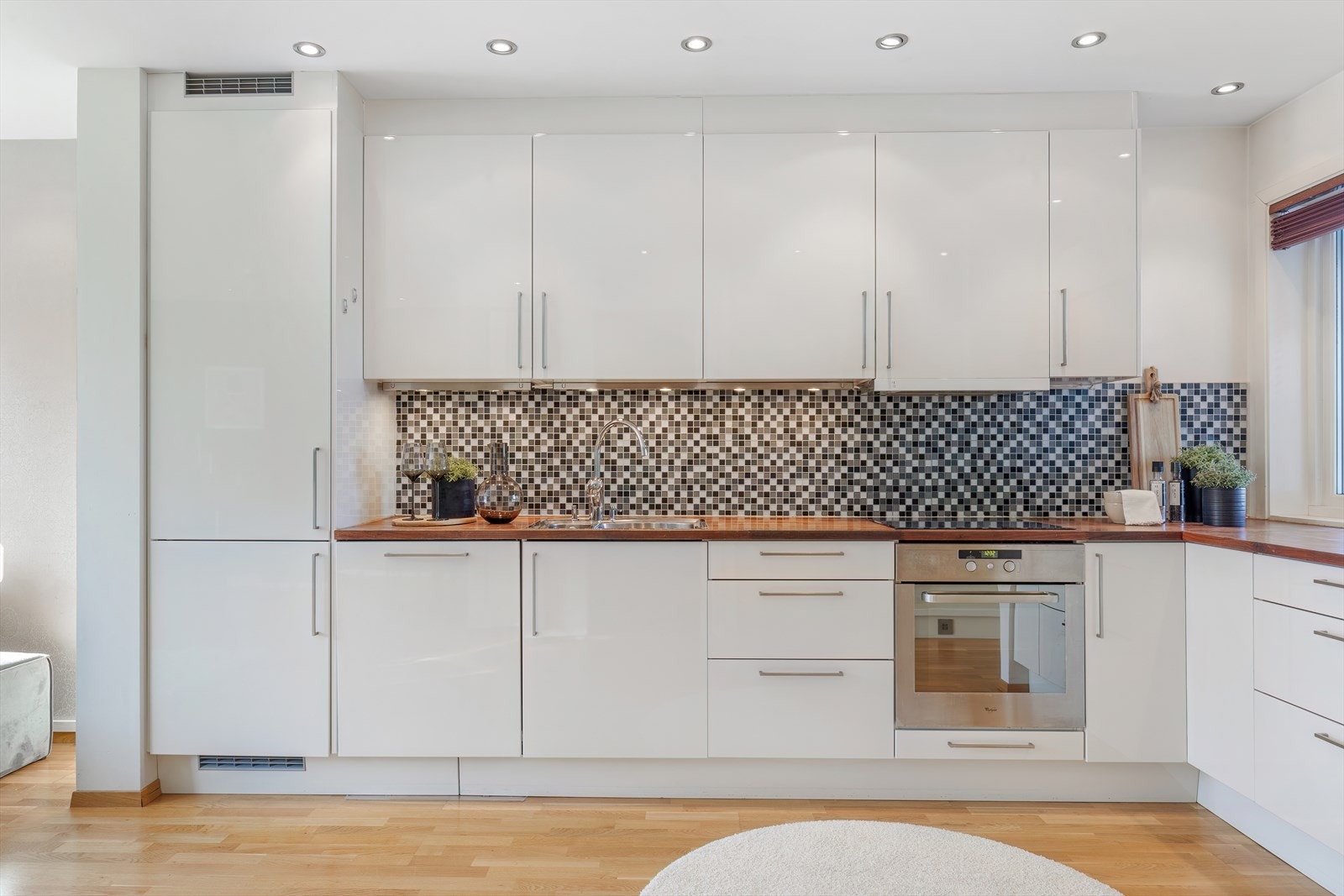 Nydelig kjøkken med integrerte hvitevarer Galleribilde