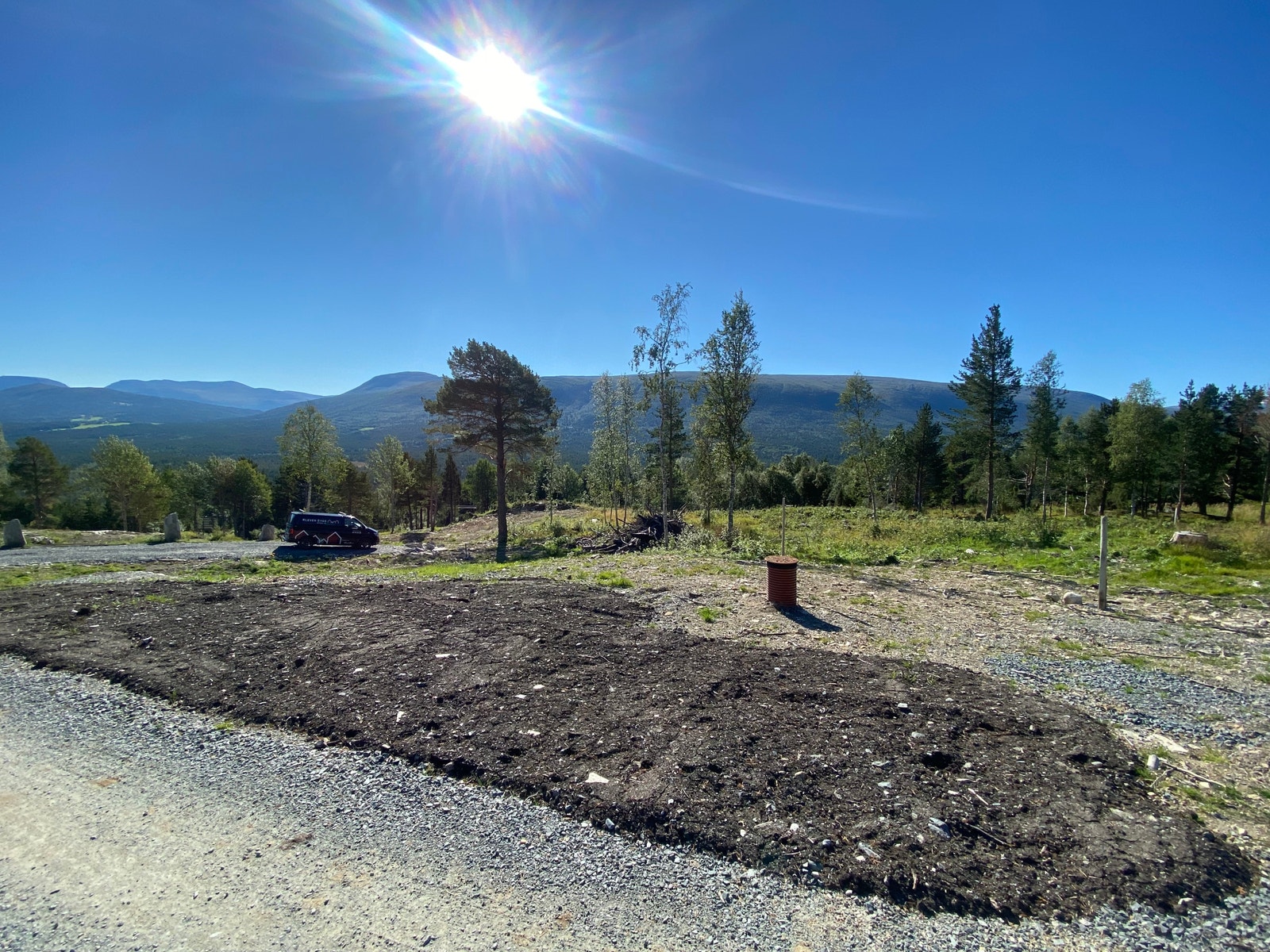 Fra vegskulder, vendt mot sør med tomten rett i front Galleribilde