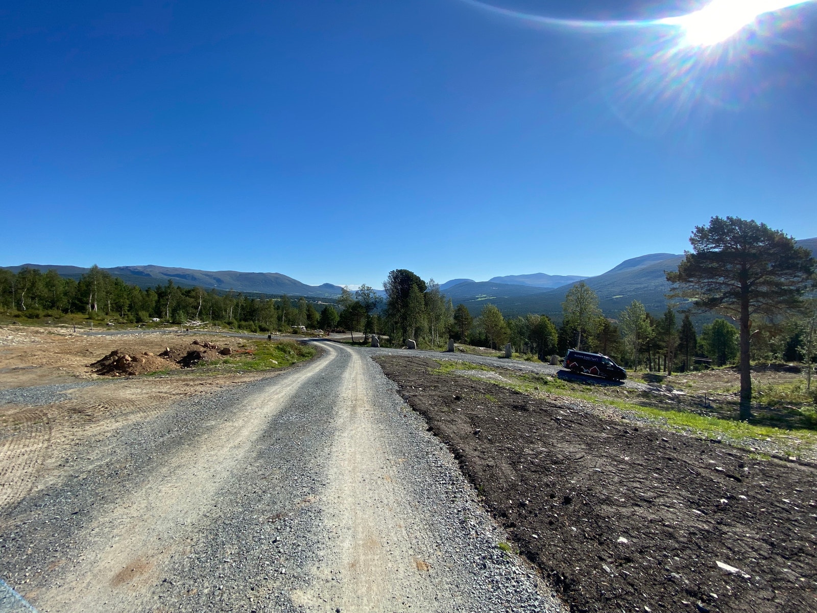 Fra vegskulderen ved alternativ avkjøring i toppen av tomten. Inn til høyre. Strekker seg ned til bilen. Galleribilde