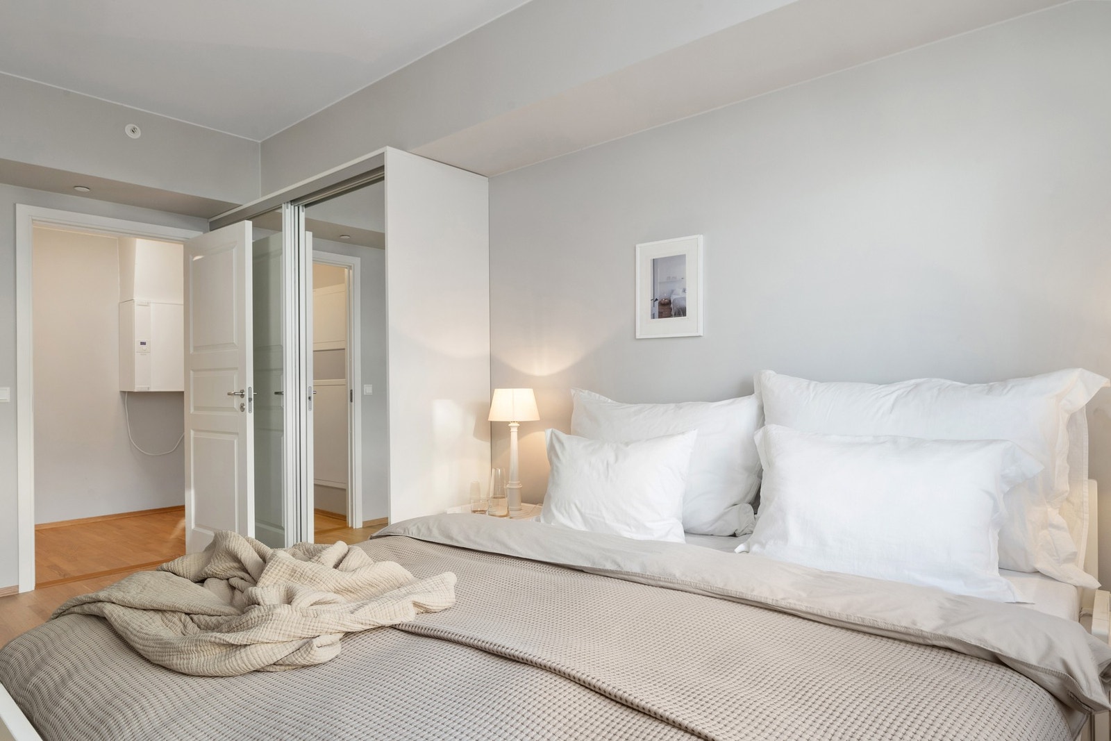 Det er også tilgang til bod/teknisk rom. Mange bruker dette som walk-in garderobe Galleribilde