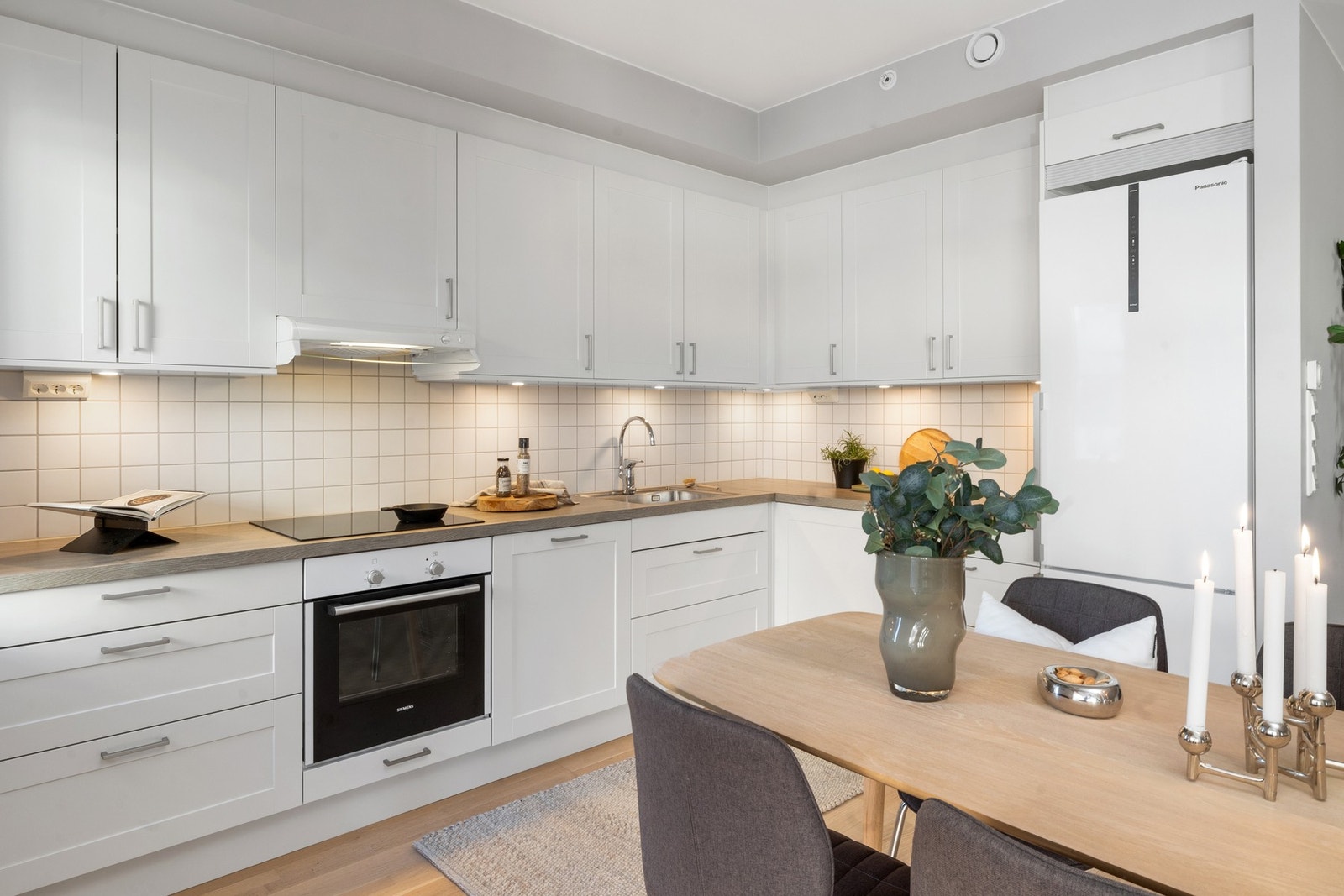 Kjøkkenet har lys innredning fra Sigdal med integrerte hvitevarer Galleribilde