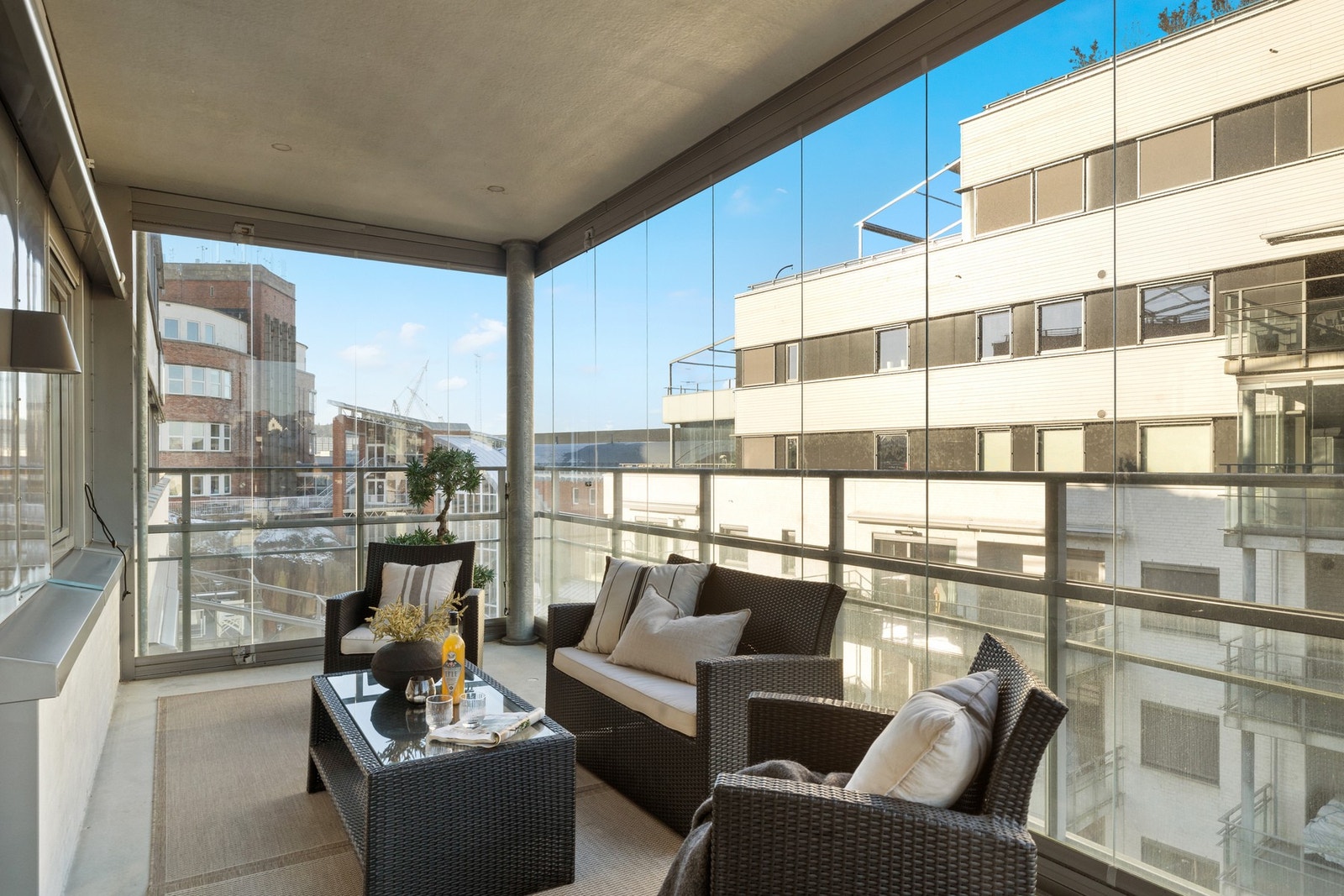 Romslig balkong med plass til møblering i to soner Galleribilde