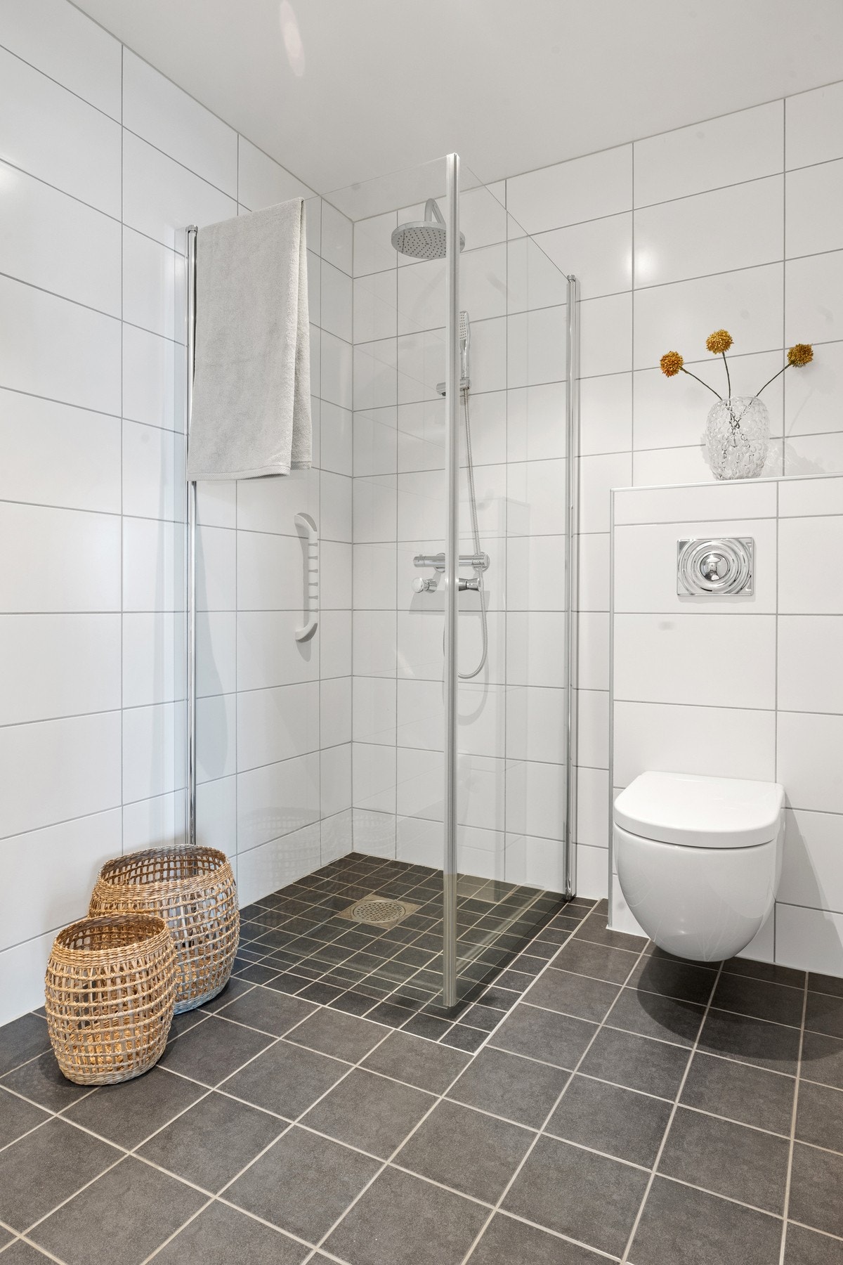 Dusjnisje og vegghengt wc Galleribilde