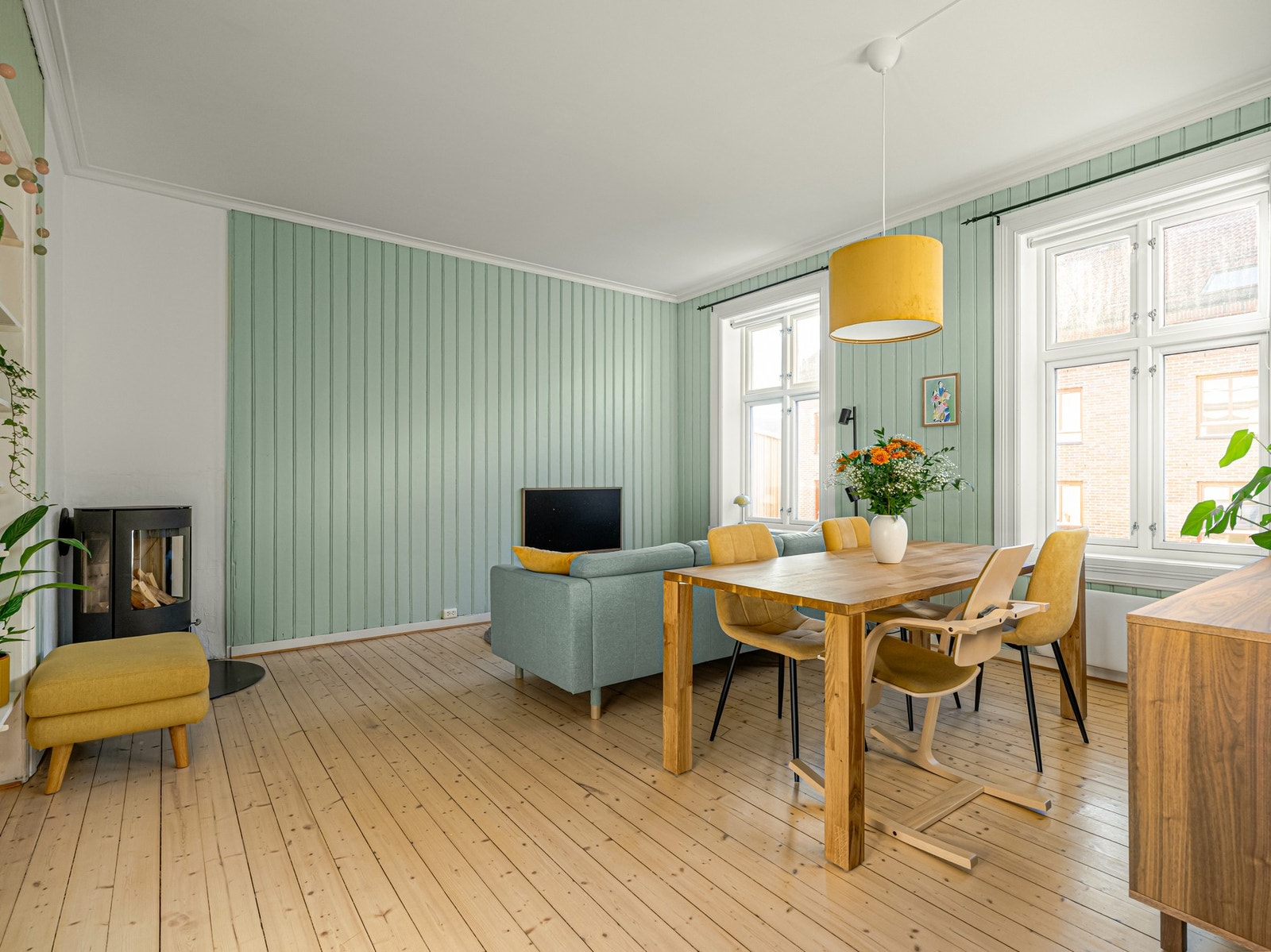 Stuen er leilighetens naturlige oppholdsrom og det av god grunn. Rommet er lyst og luftig med store vindusflater som slipper inn rikelig med dagslys. Peisovnen ble forøvrig byttet i 2024 og varmer godt på kalde vinterkvelder. Galleribilde