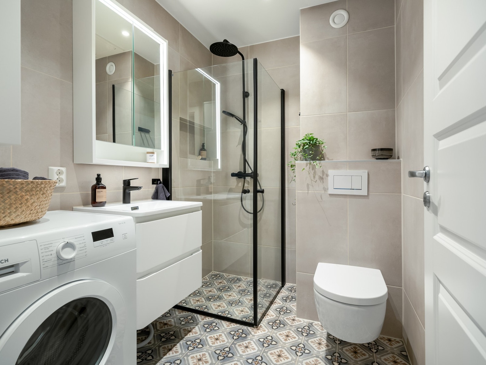 Vi tar en sniktitt på det nyoppussede badet før vi starter - se så lekkert! Galleribilde