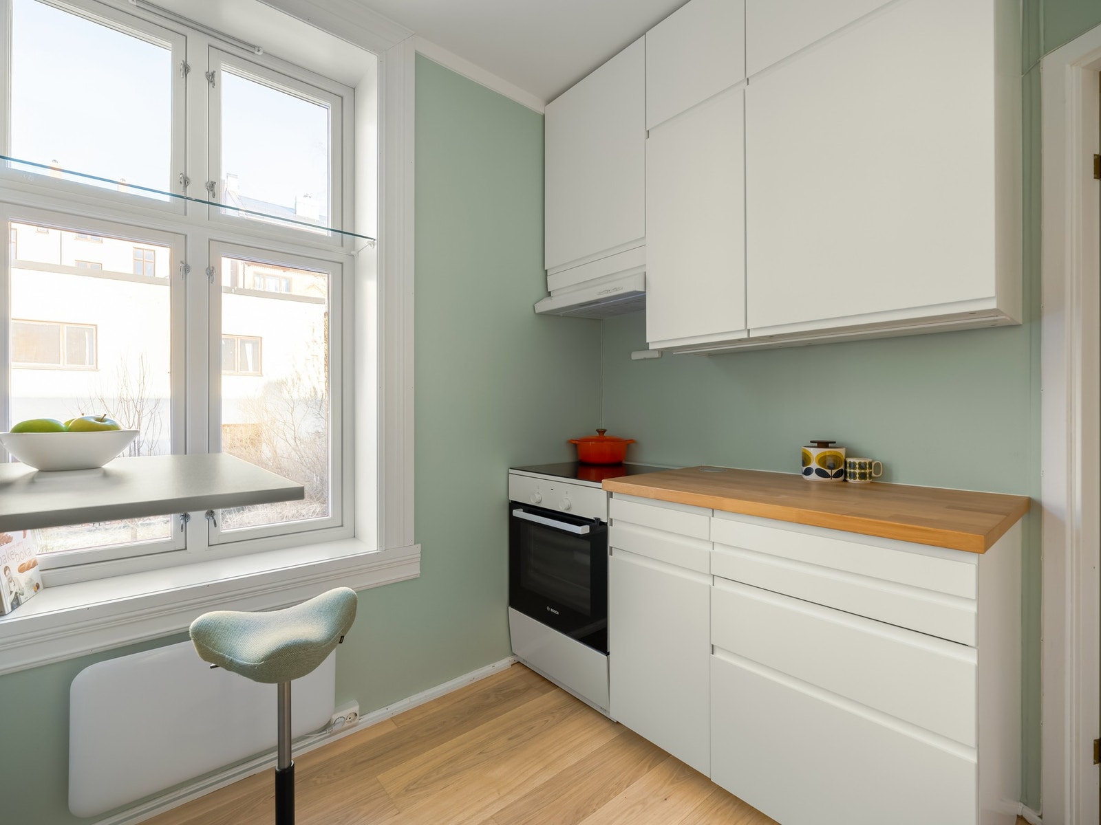 Kjøkkenet ble pusset opp i 2022 i regi av tidligere eier. Innredningen består av glatte fronter, laminat benkeplate, frittstående kombiskap og komfyr. Galleribilde