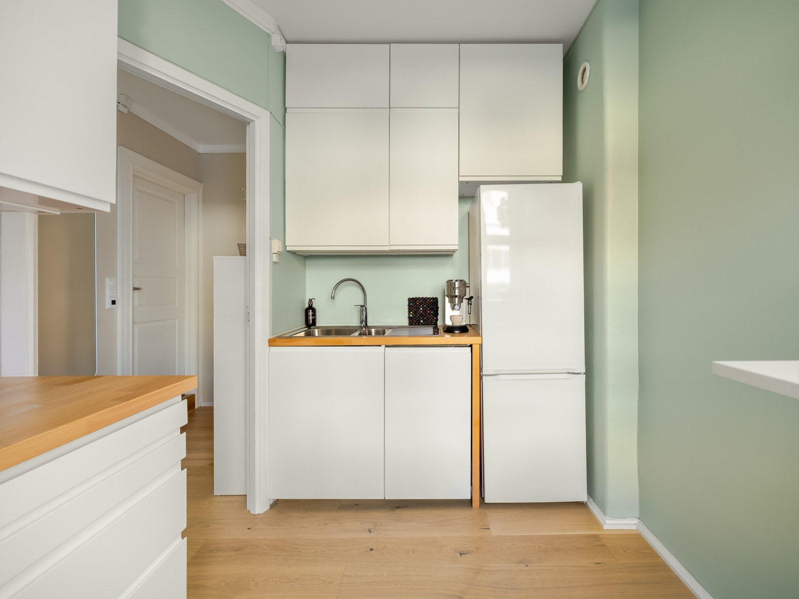 Kjøkkenet ligger separat fra stuen så her kan du kokkelere i fred mens barna leker på stuen. Galleribilde