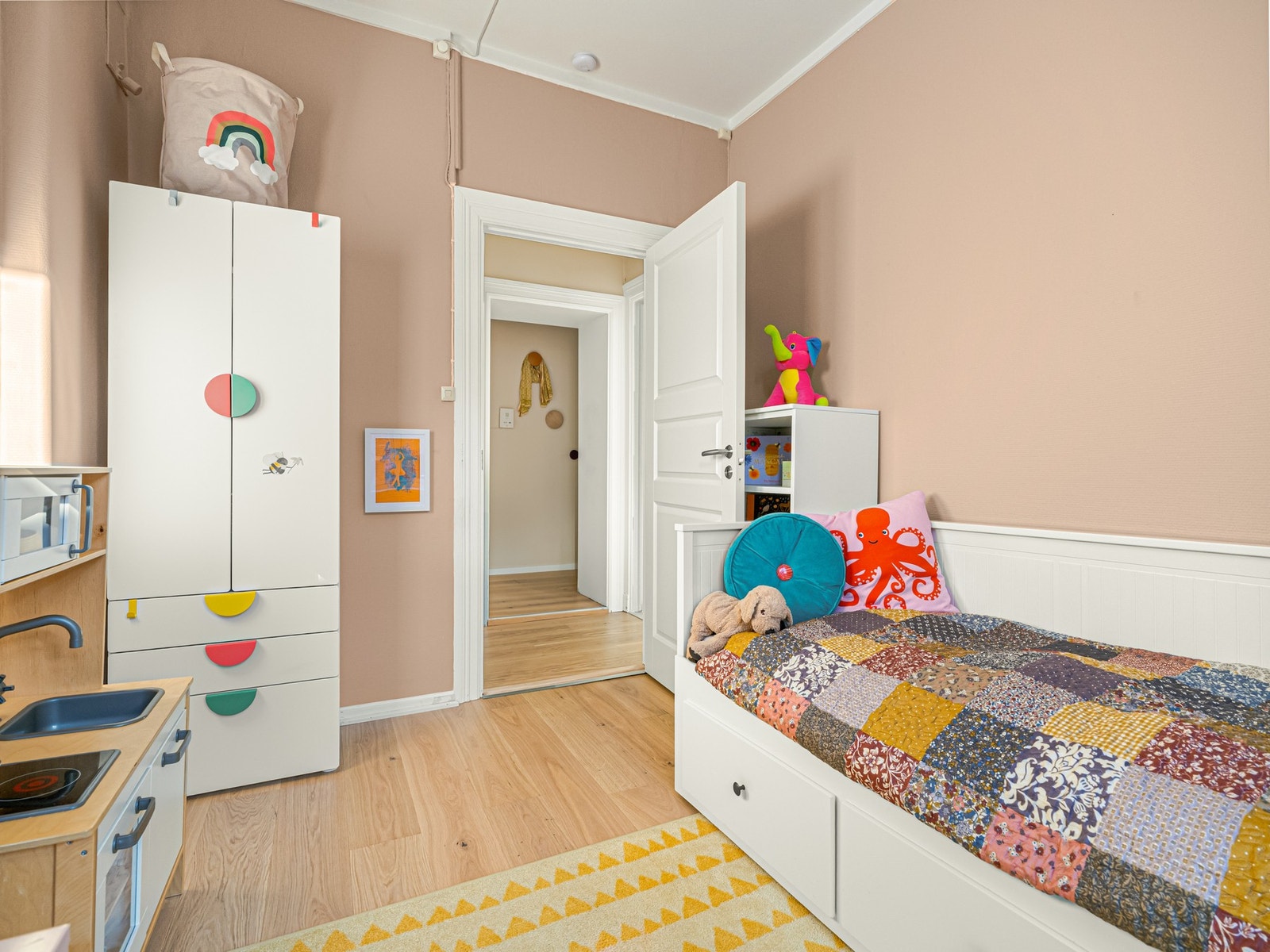 Det er god plass til både seng, skrivebord og garderobeskap. Galleribilde