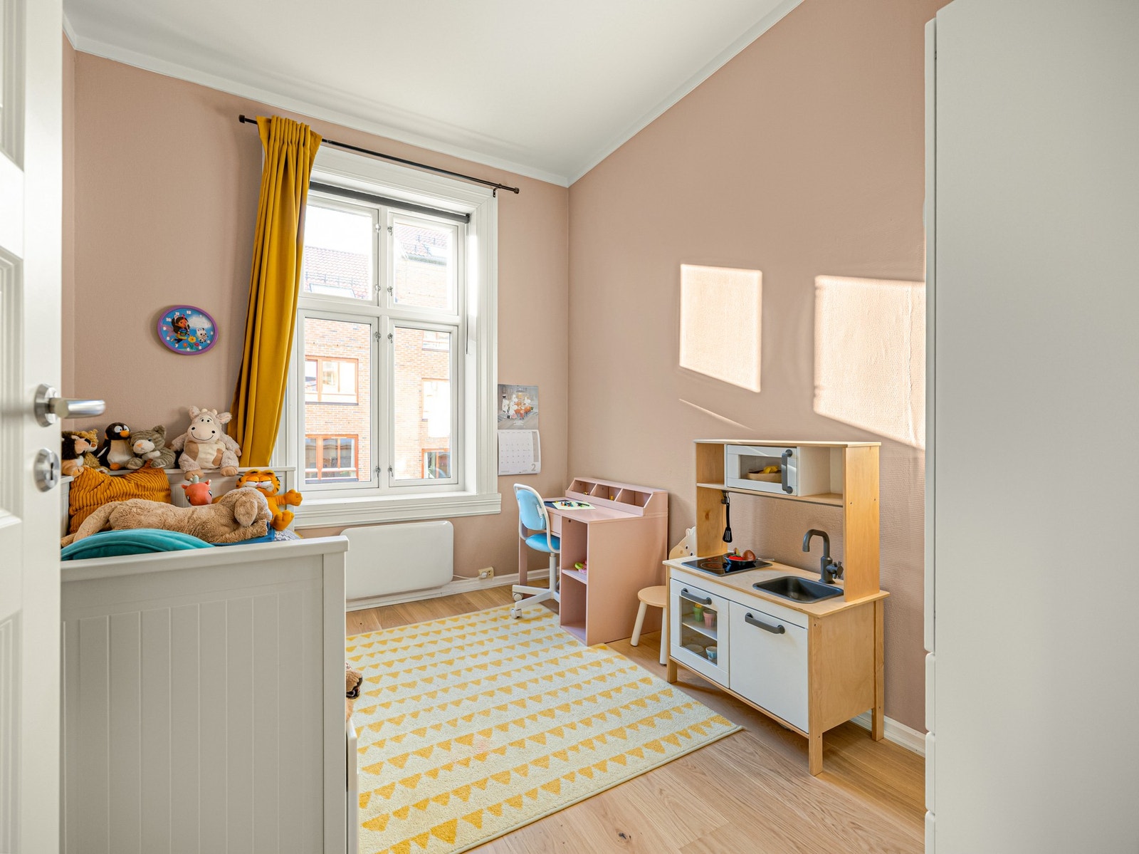 Dette er det første av totalt to soverom. Vinduene vender mot en rolig og trafikkstille gate, så her er det lite støy. Galleribilde