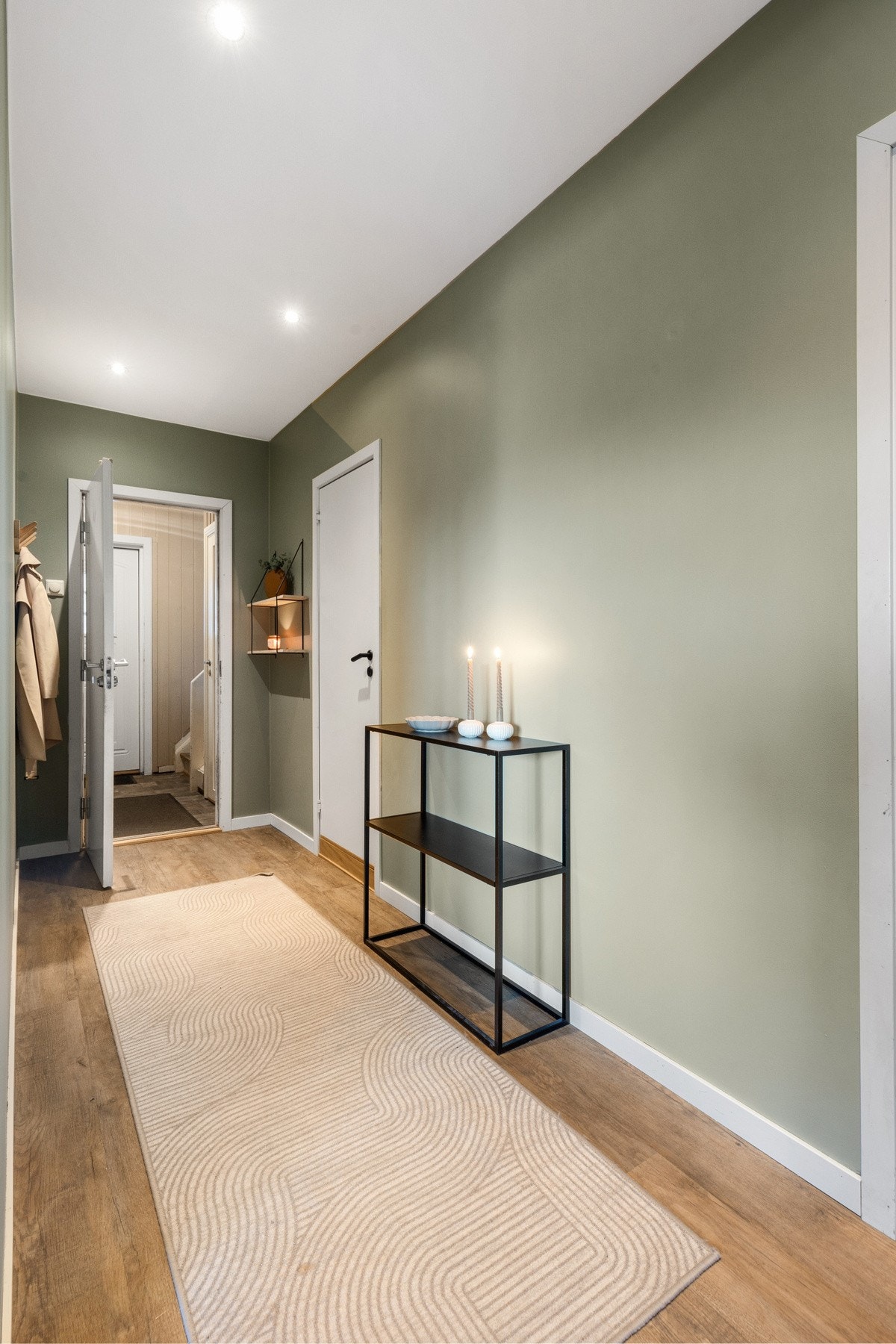 Ii entreen har du god plass til oppheng av yttertøyet Galleribilde