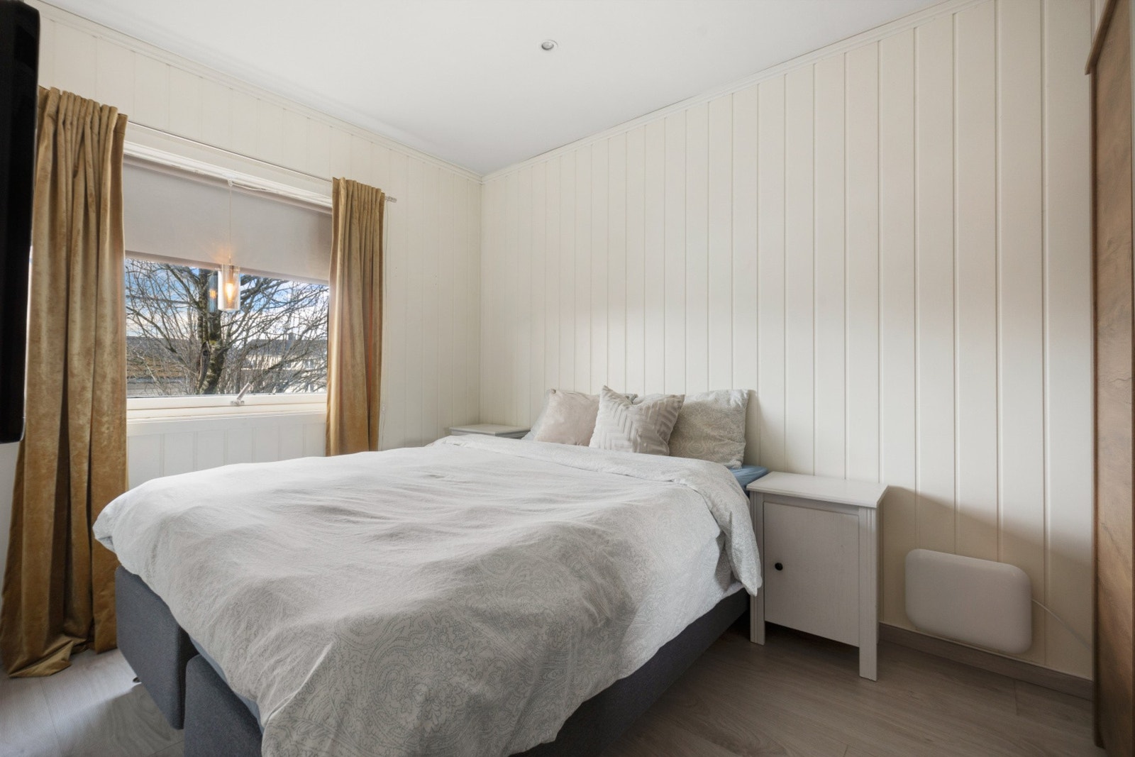 Hovedsoverommet er av god størrelse og rommer plass til dobbeltseng, nattbord og garderobeløsning Galleribilde
