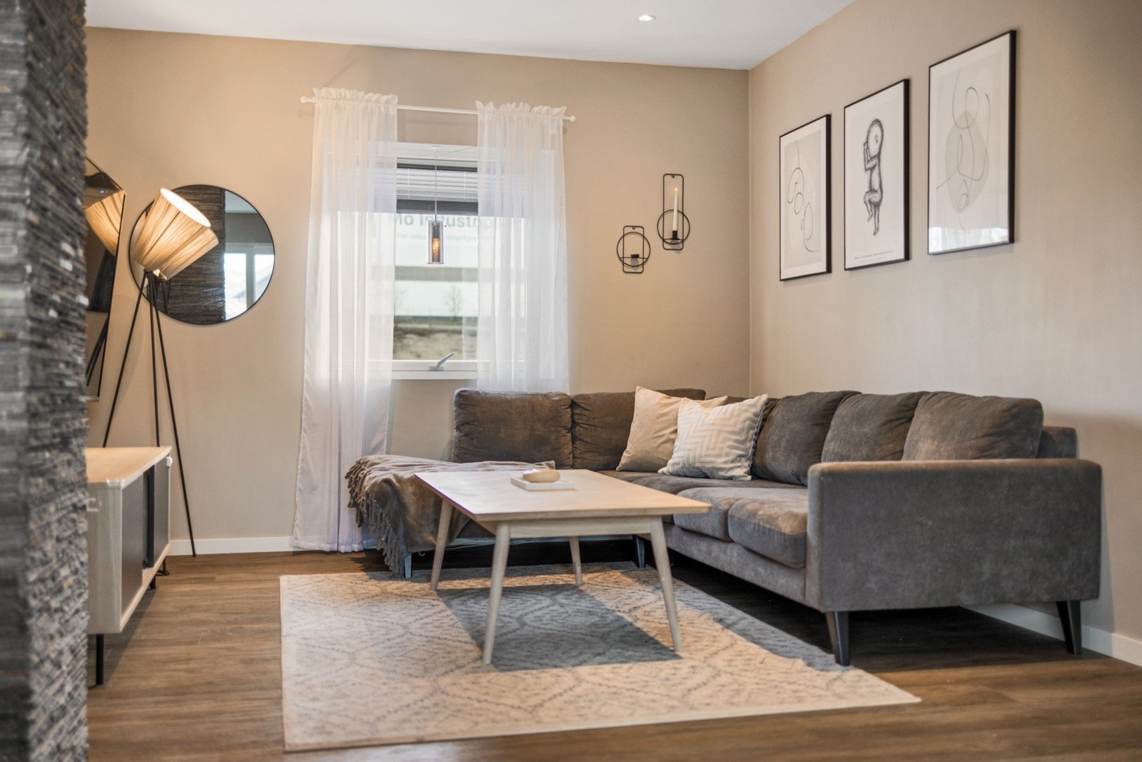 Stuen er av god størrelse med plass til sofagruppe og spisebord med tilhørende møblement Galleribilde