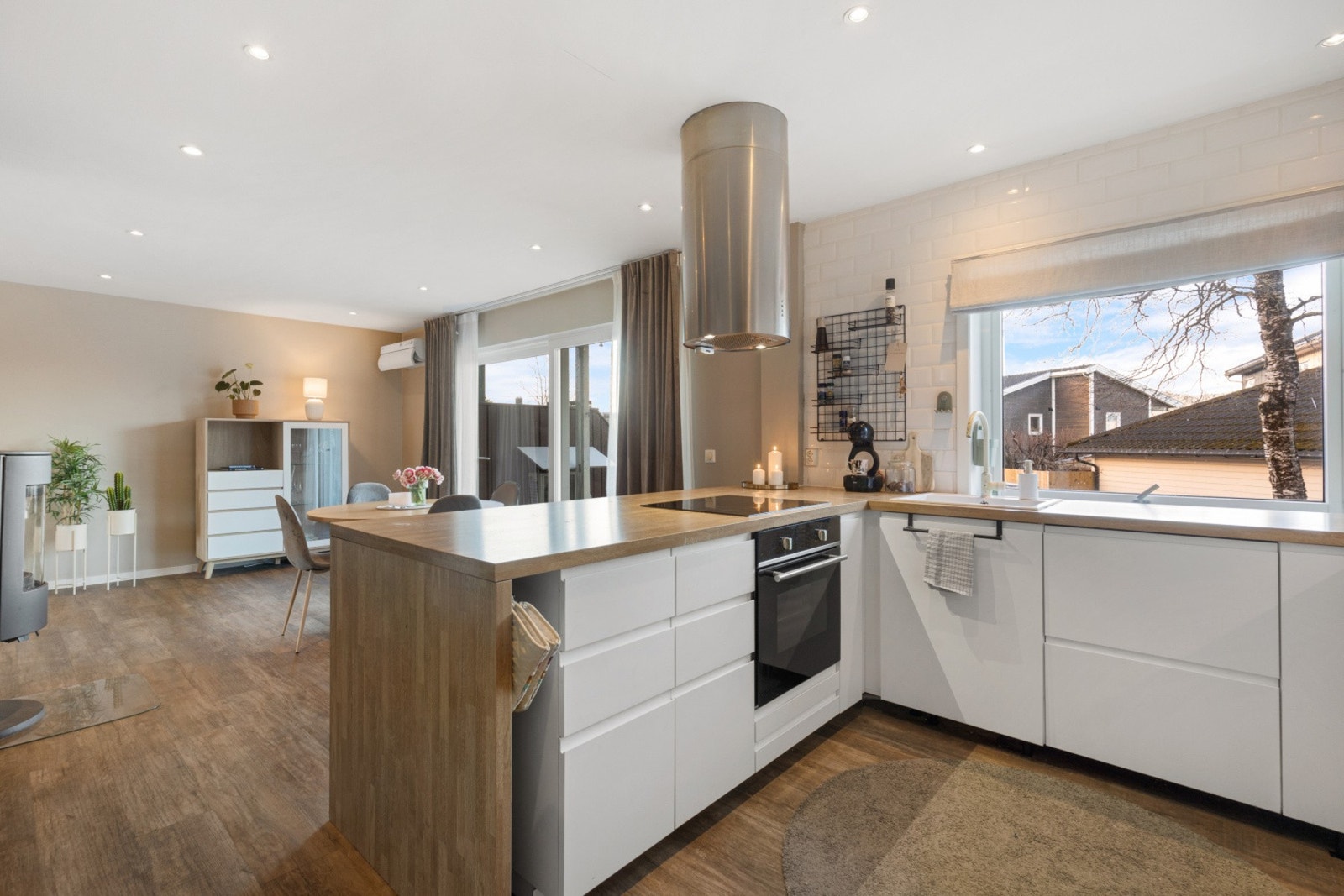 Kjøkkenet har godt med skap- og benkeplass Galleribilde