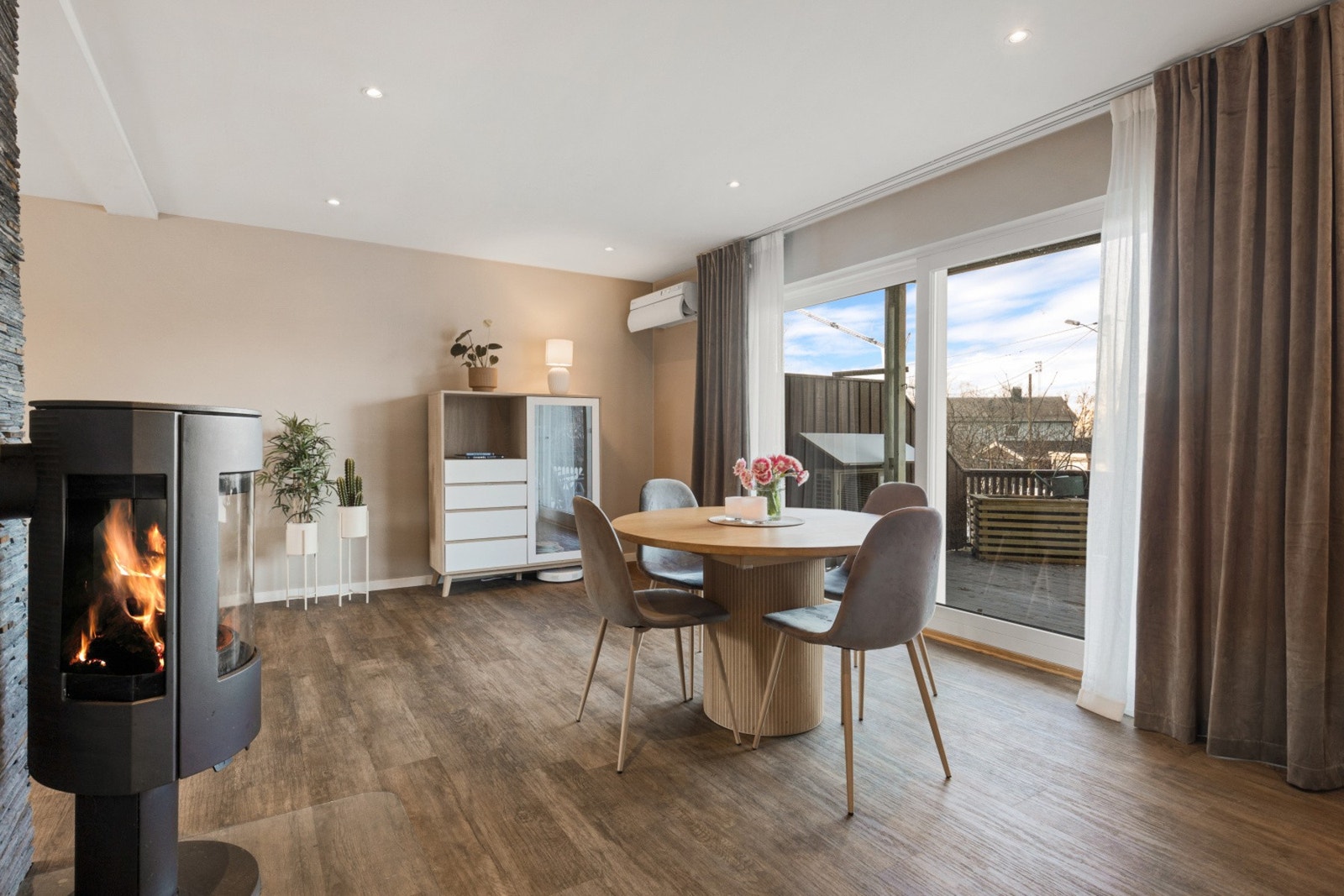 Fra stuen har du direkte utgang til flott uteplass Galleribilde