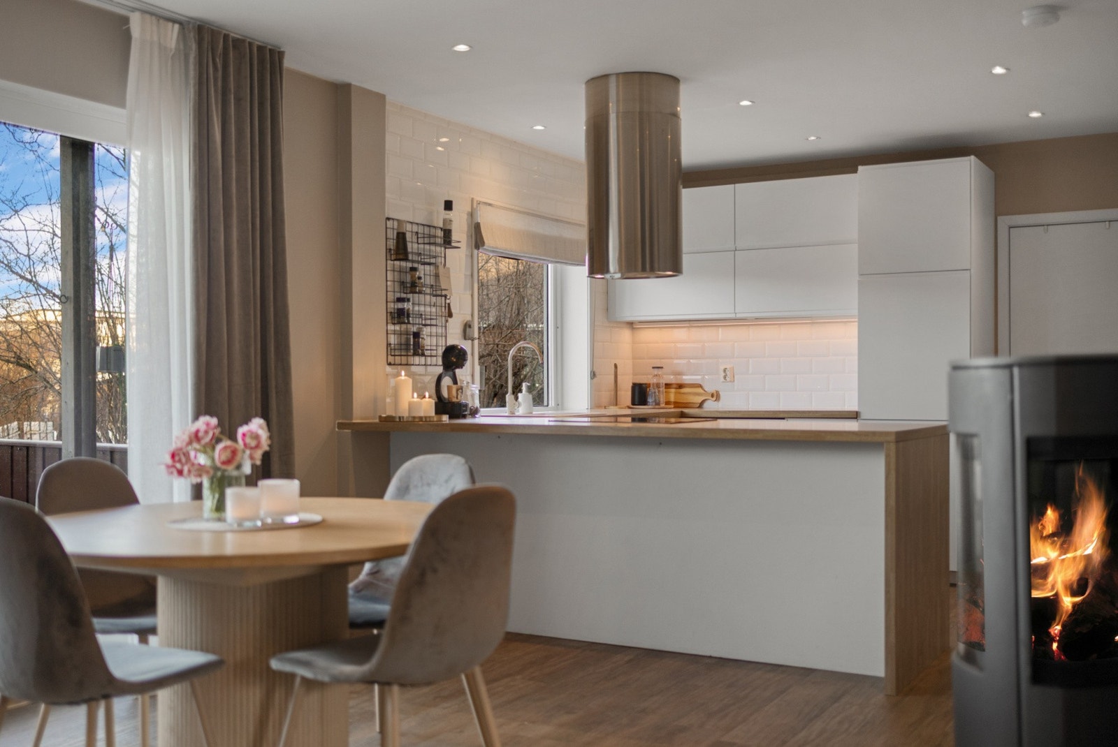 Her kan samtalene flyte mellom kokken og gjestene under matlagingen Galleribilde