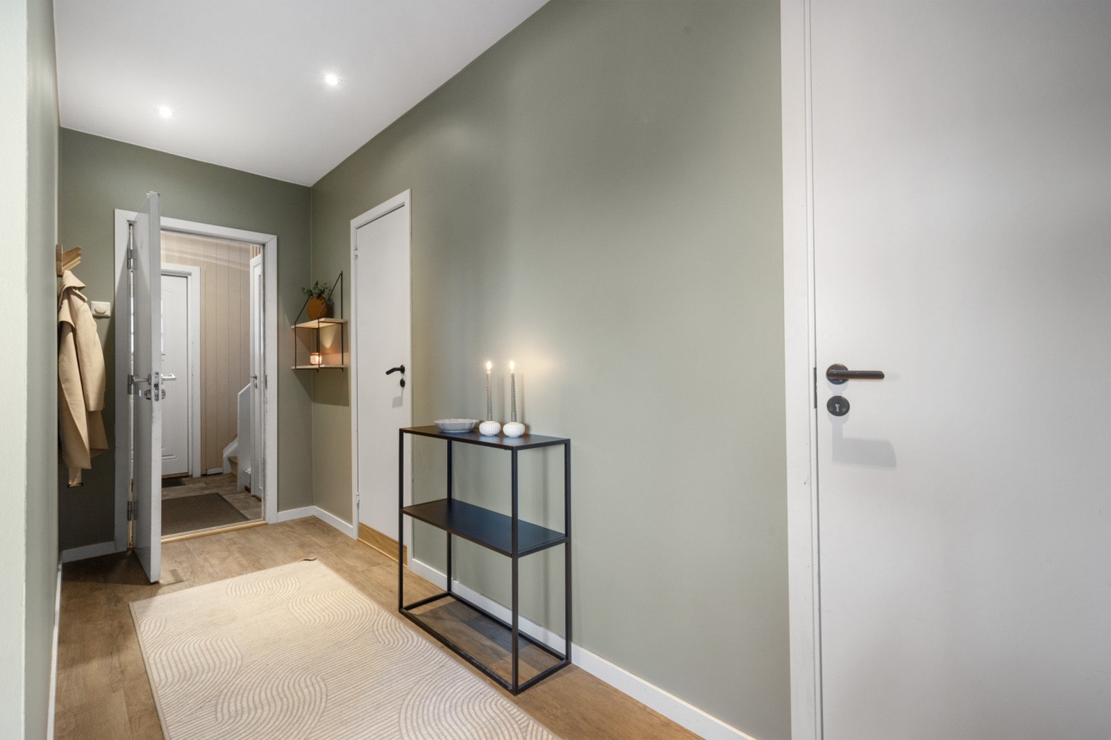 Første inntrykket er en lys og innbydende entré Galleribilde