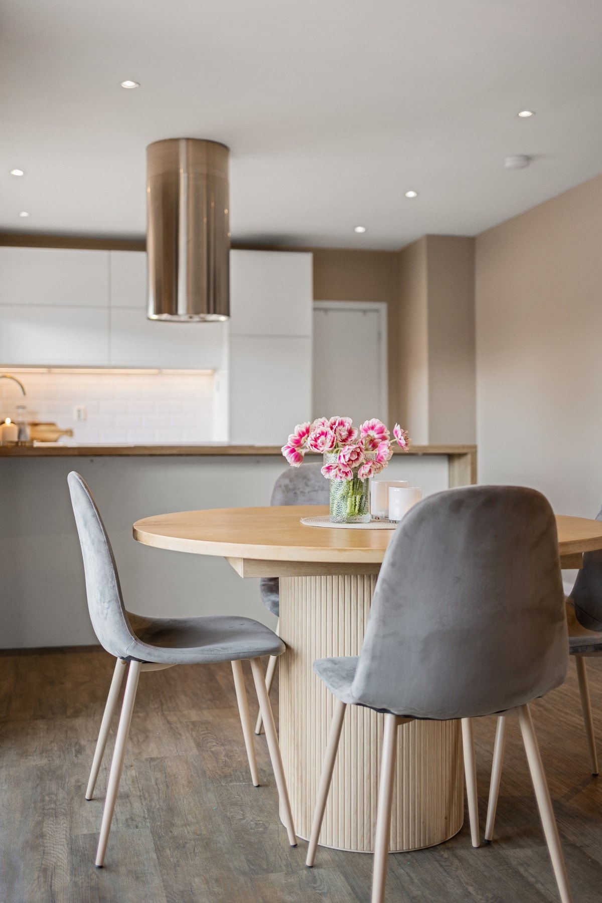 Utstrakt bruk av downlights i boligen Galleribilde