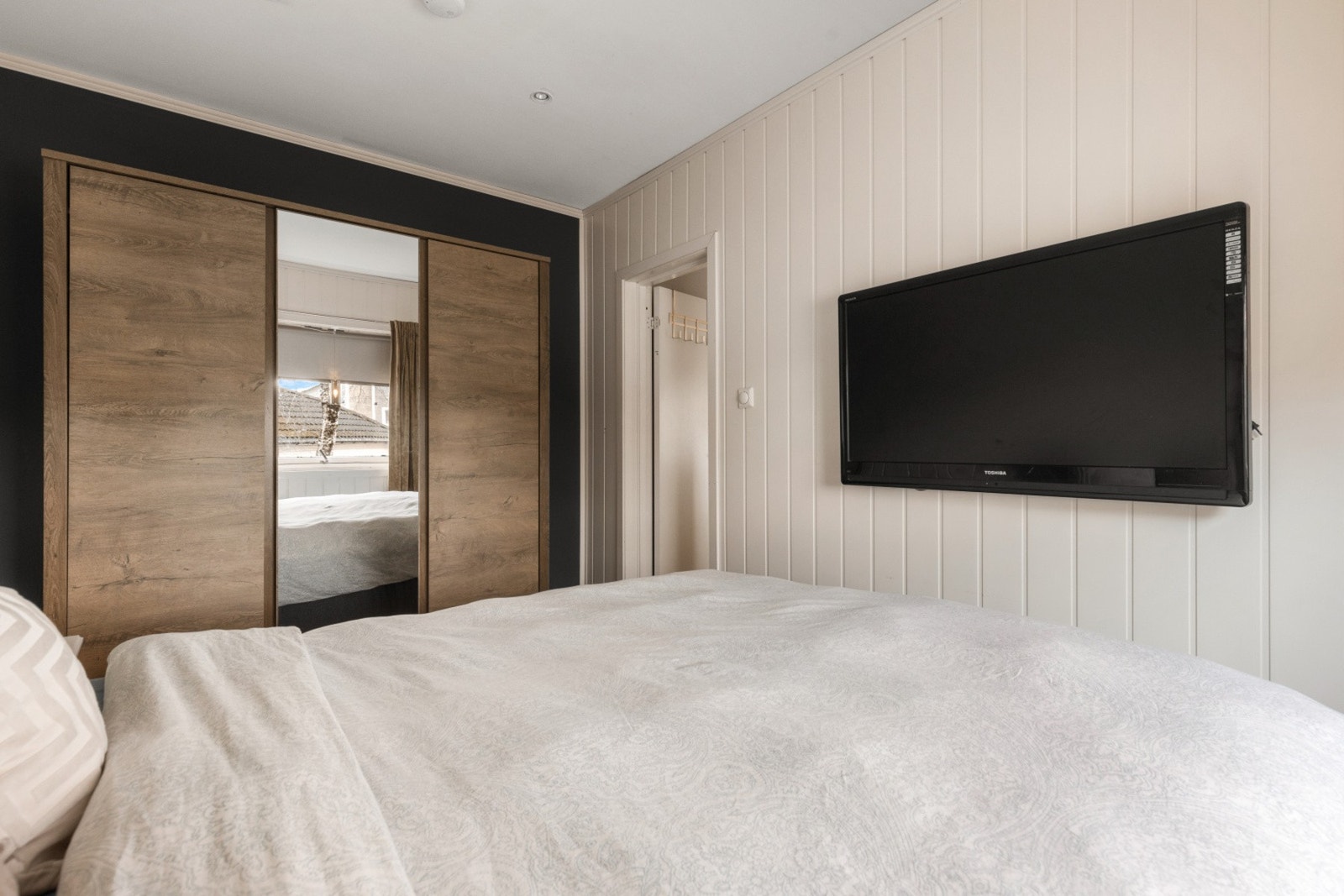 Praktisk skyvedørsgarderobe med gode oppbevaringsmuligheter Galleribilde