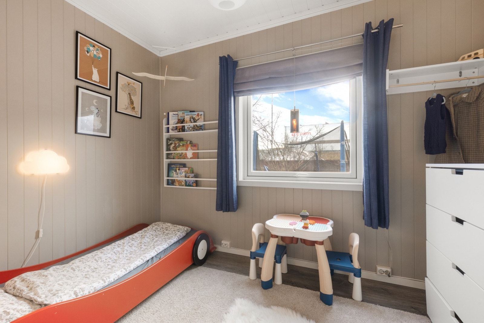 Boligens andre soverom er av god størrelse og passer perfekt som barnerom, gjesterom eller kanskje et kontor Galleribilde