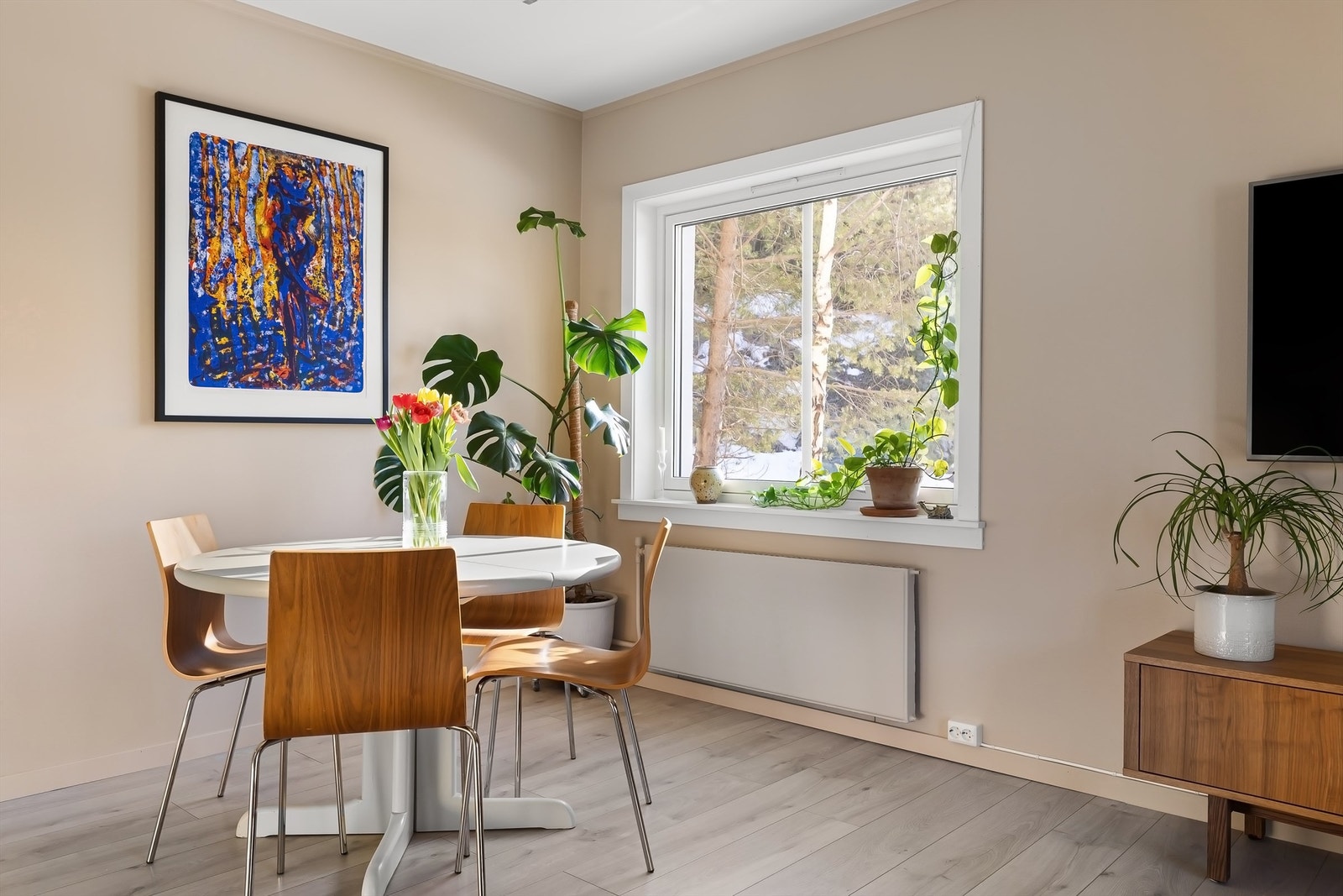 Endeleilighetene har et ekstra vindu i stuen som gir gode mengder naturlig lys Galleribilde