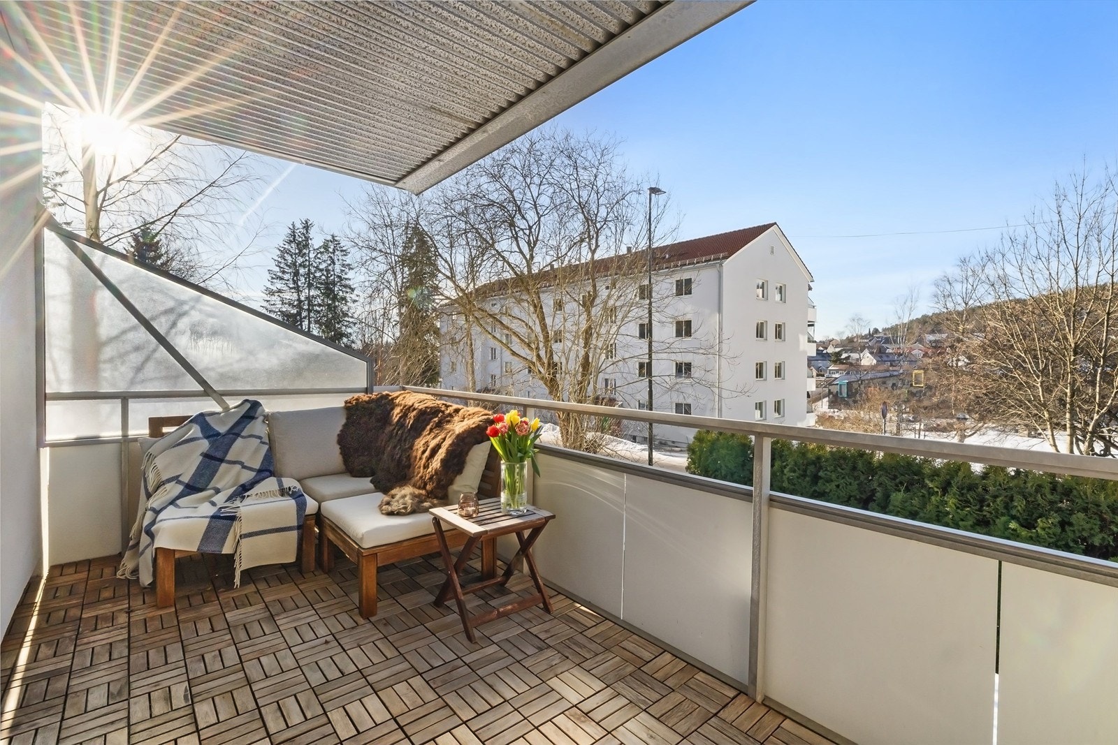 Her sitter man med utsikt utover grøntområde og småhusbebyggelse. Galleribilde