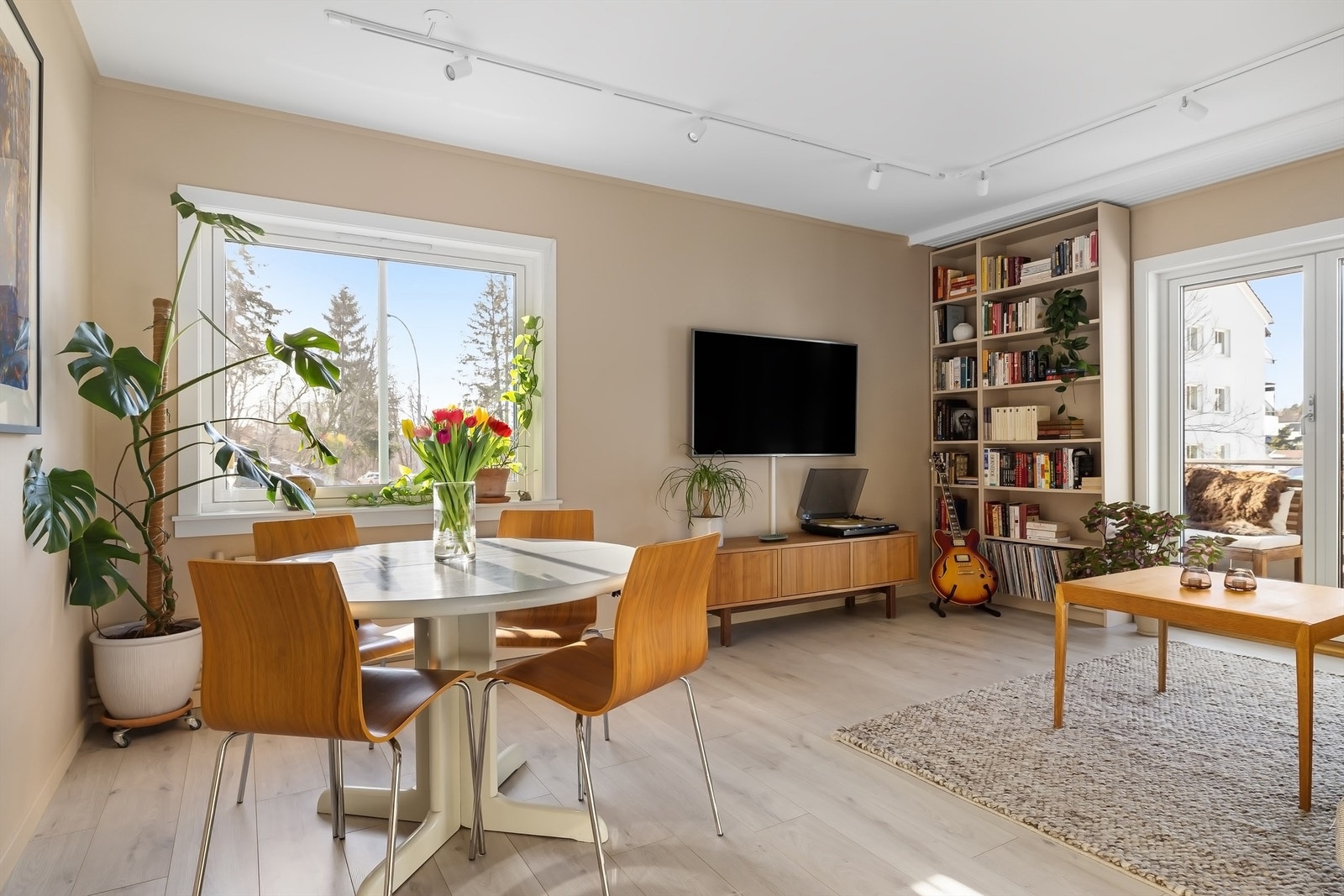 Boligen har en lys stue med store vindusflater som gir godt innslipp av naturlig lys. Galleribilde