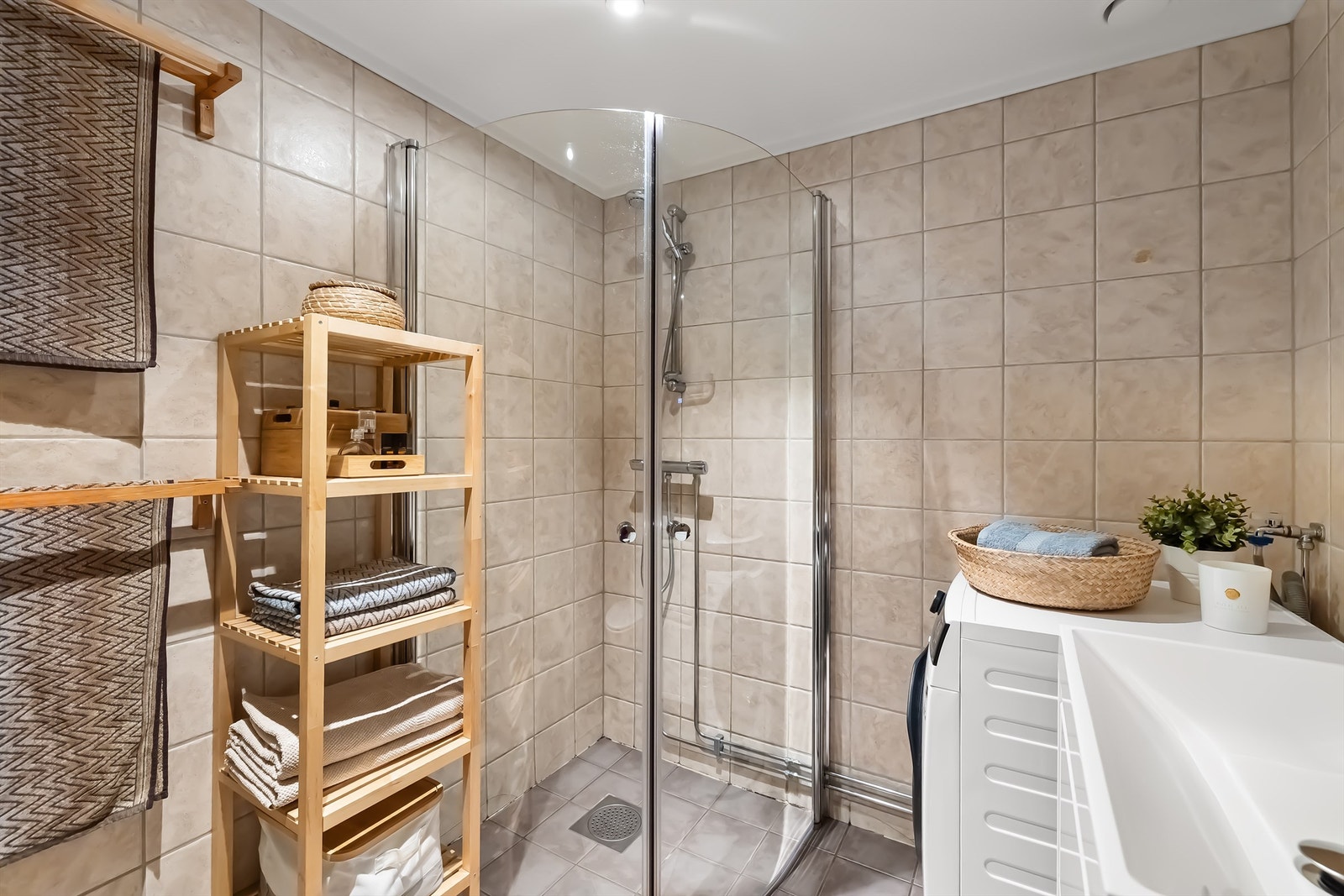 Avtrekksventil plassert i himling. Opplegg for vaskemaskin. Galleribilde