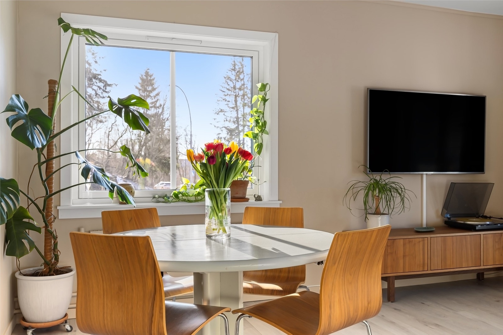 Stuen har naturlig plass til både sofagruppe og spisebord. Galleribilde