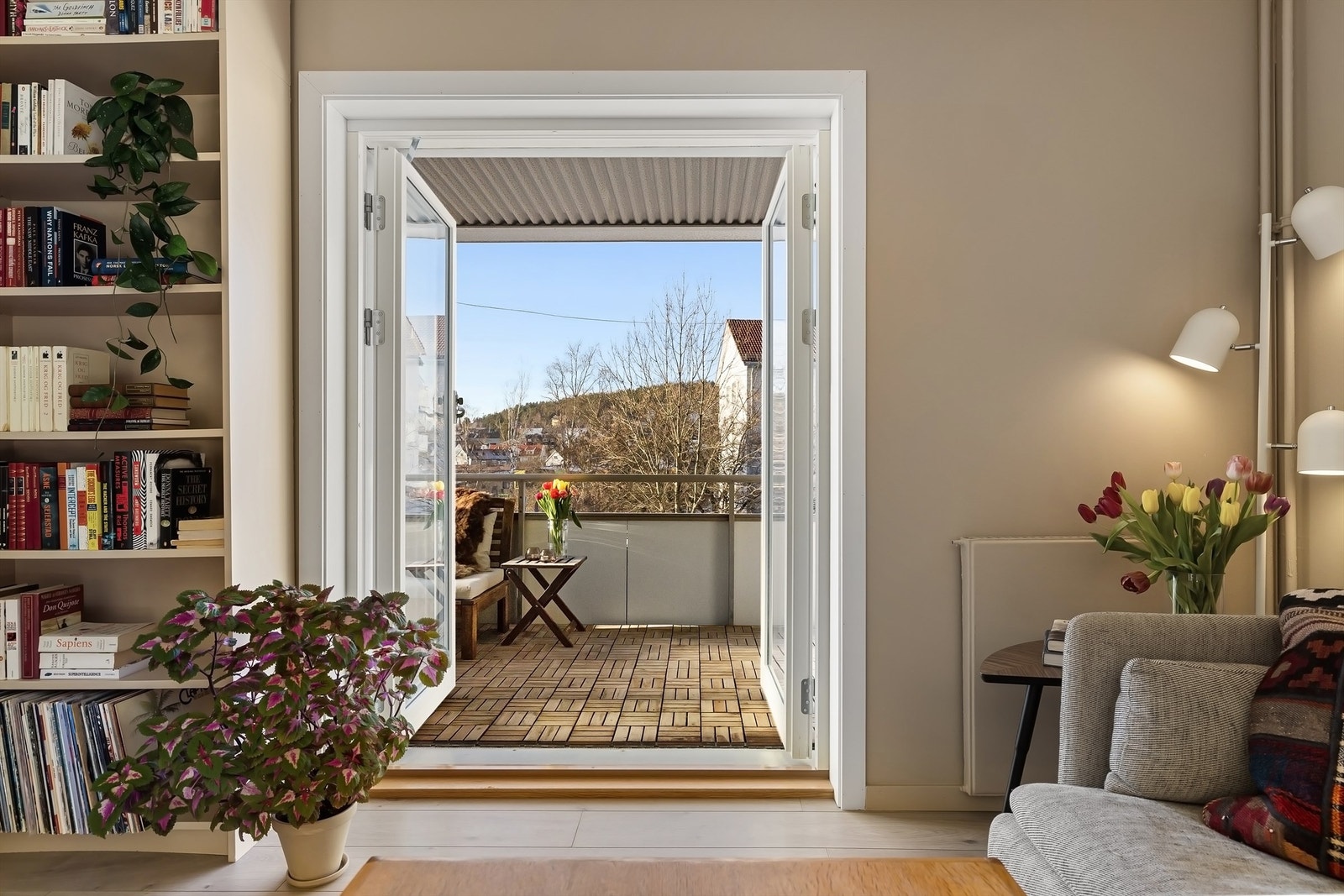 Fra stuen går det doble balkongdører ut til en fantastisk, vestvendt balkong. Galleribilde