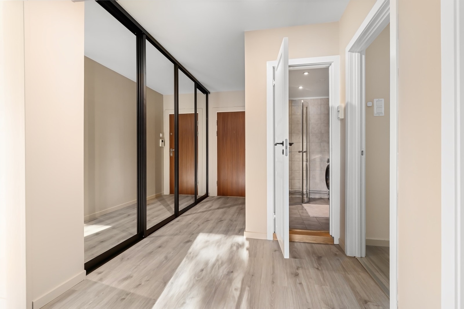 I entréen er det god plass til yttertøy og sko i stor skyvedørsgarderobe. Galleribilde