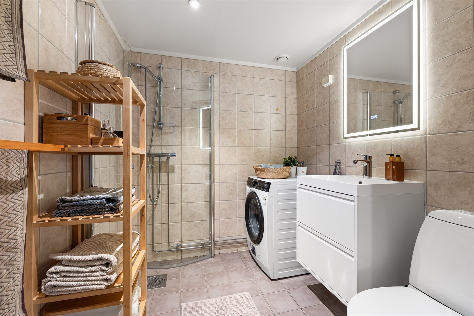 Montert nytt servantskap og speil i 2025. Galleribilde