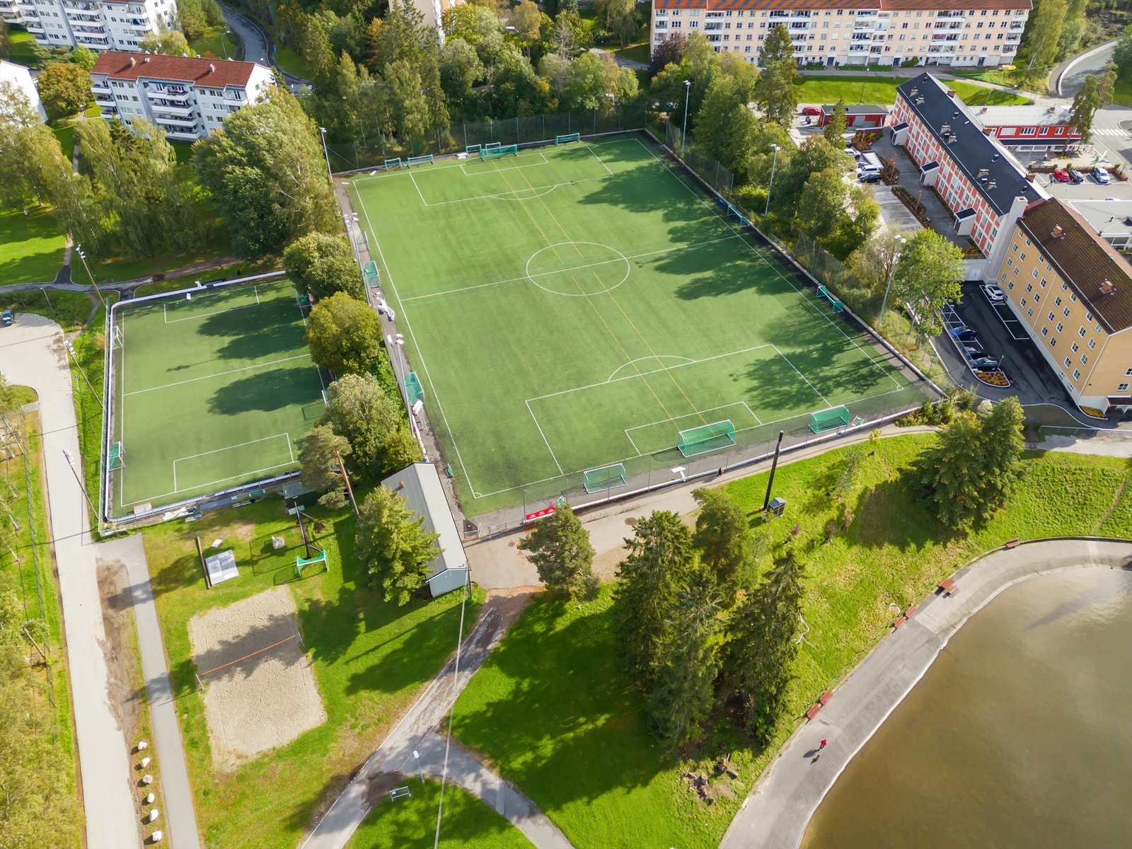 Kunstgressbane og volleyballbane noen få hundre meter fra boligen. Galleribilde