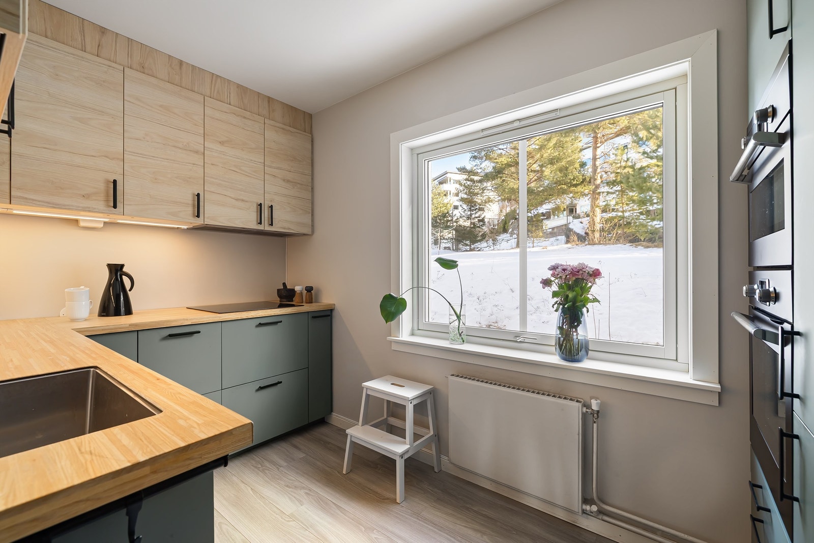 Ventilator med mekanisk avtrekk ut av bygg, lekkasjestopper(waterguard) og komfyrvakt er montert. Galleribilde