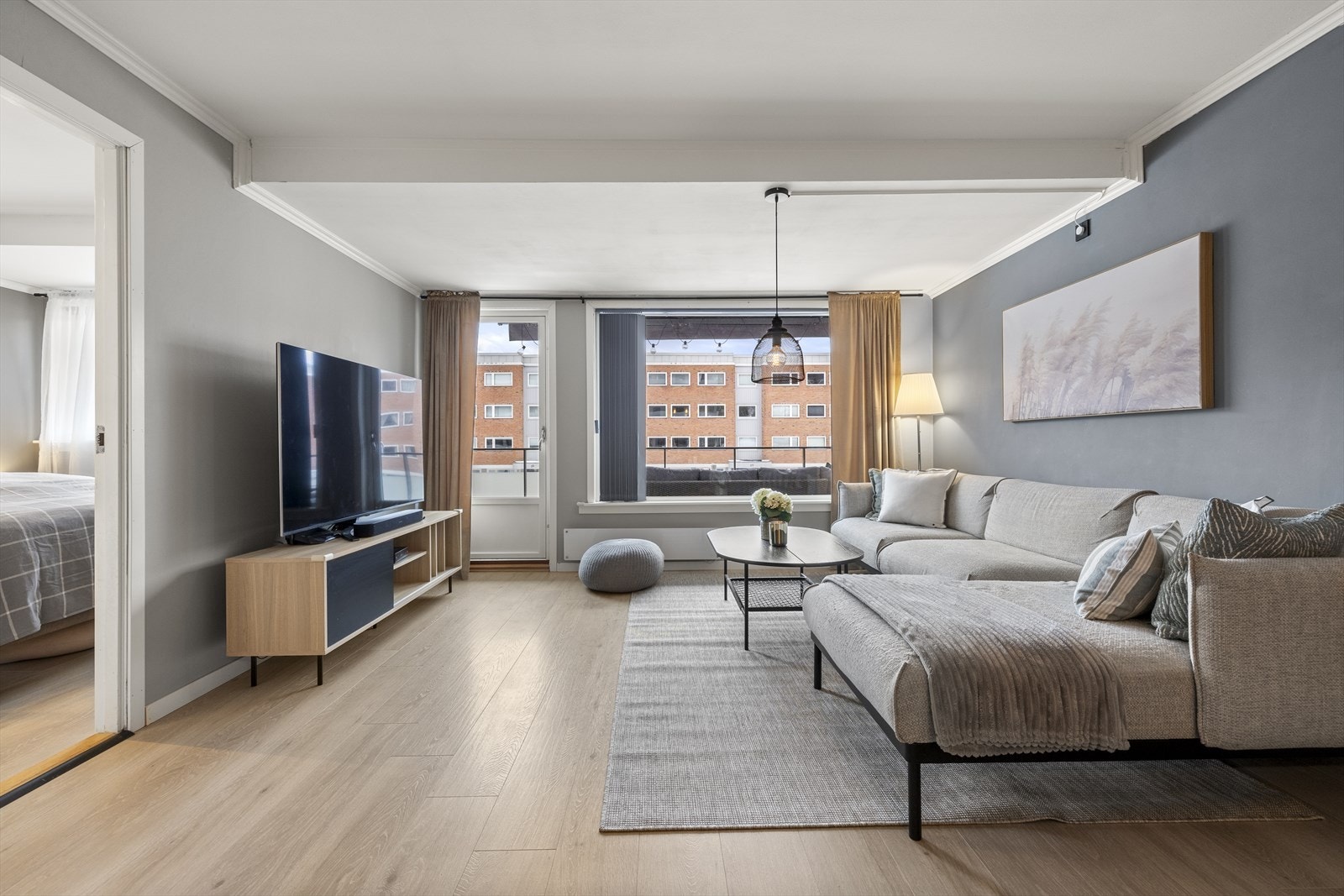 Videre har boligen en lys og romslig stue med god plass til sofa, sofabord og tv-møblement. Galleribilde