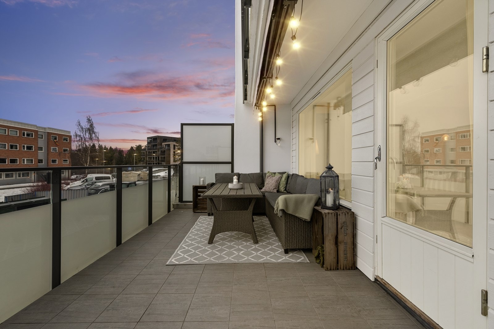 Leiligheten har en herlig vestvendt balkong på 20 m². Det medfølger også en garasjeplass, samt gode parkeringsmuligheter for gjester. Galleribilde