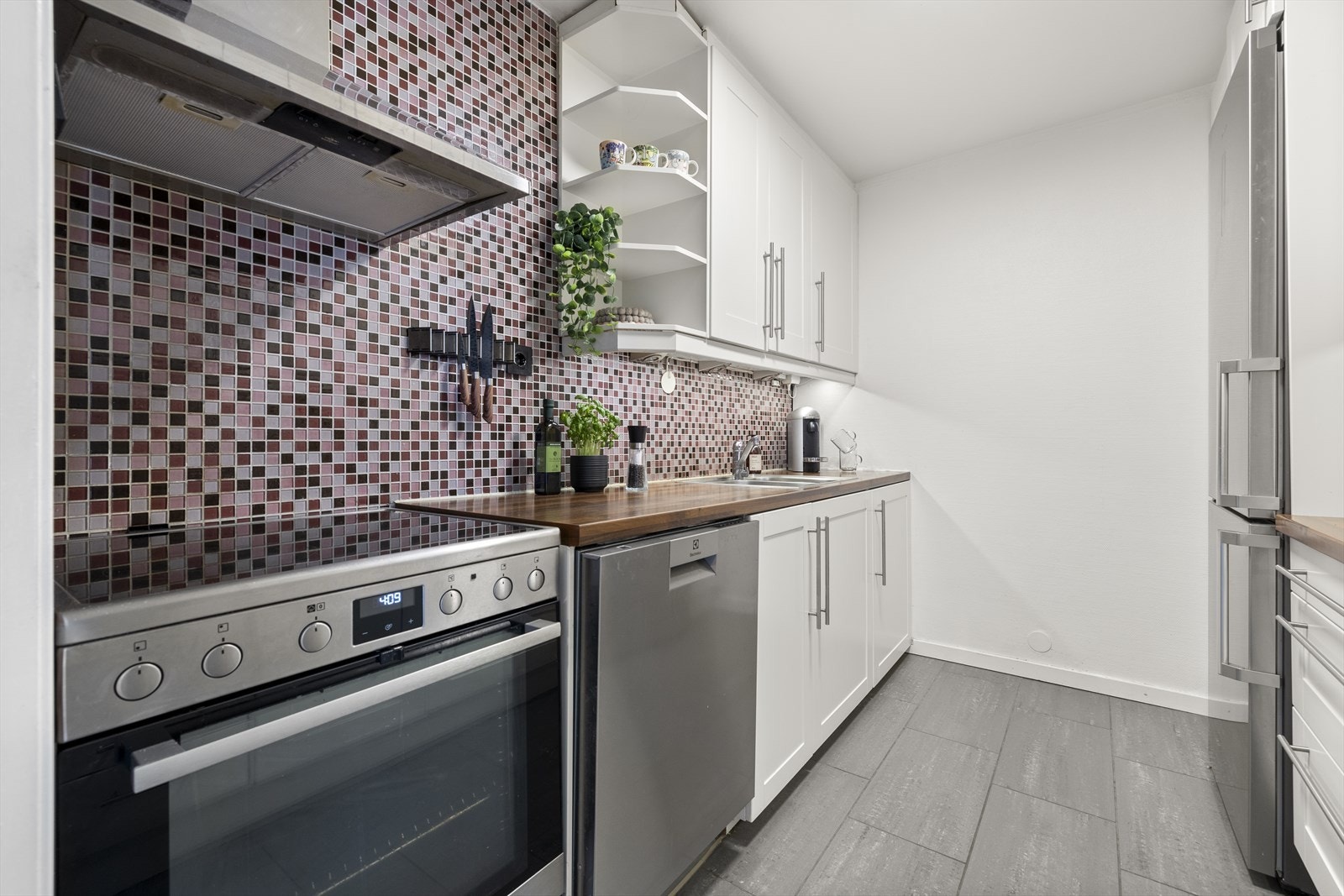 Kjøkkenet er tilpasset for integrerte hvitevarer og har nisjer med opplegg for komfyr, kjøleskap og oppvaskmaskin. Galleribilde