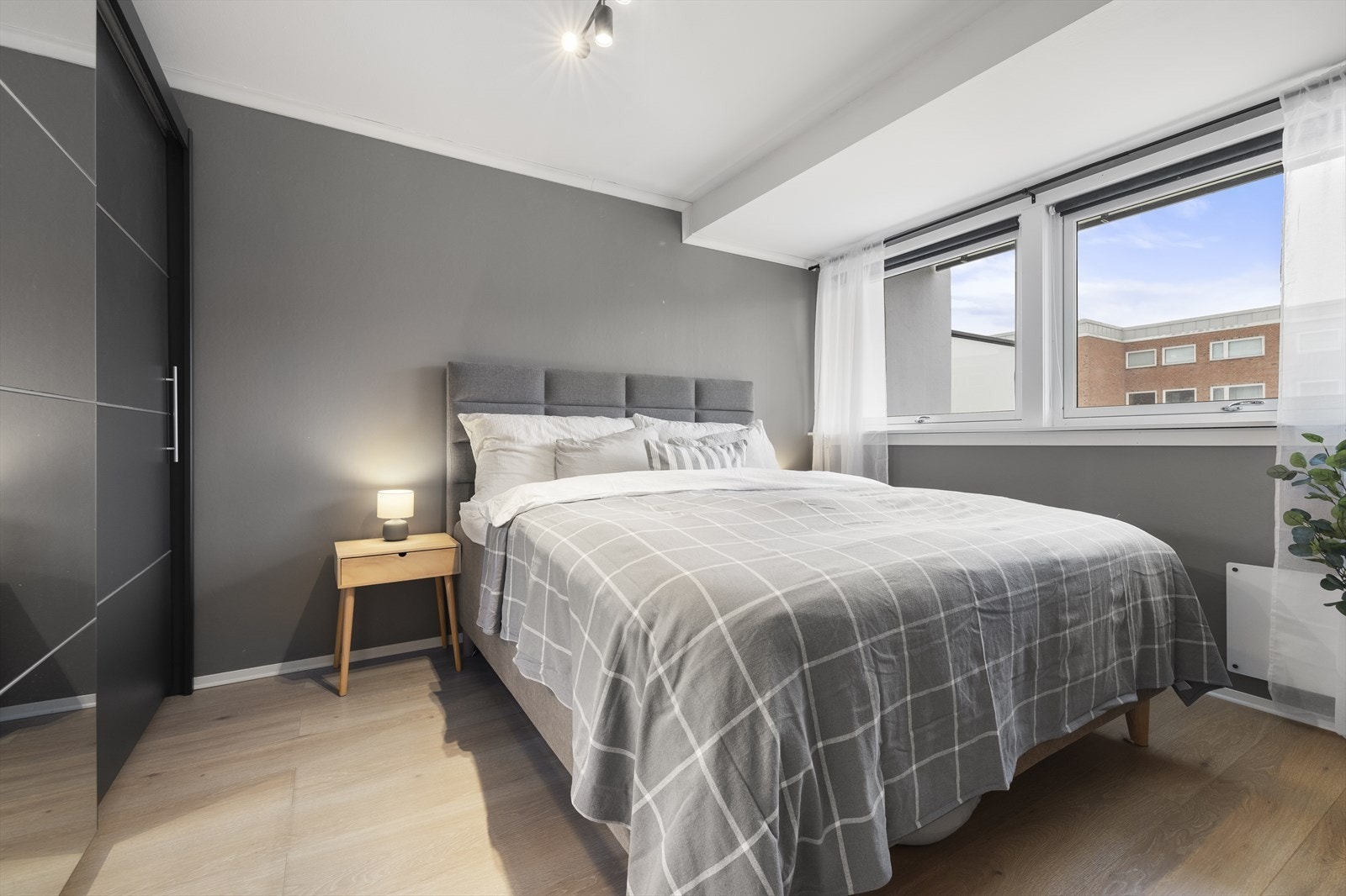 Leiligheten har et romslig soverom med god plass til dobbeltseng og er innredet med en skyvedørsgarderobe for oppbevaring av klær. Galleribilde