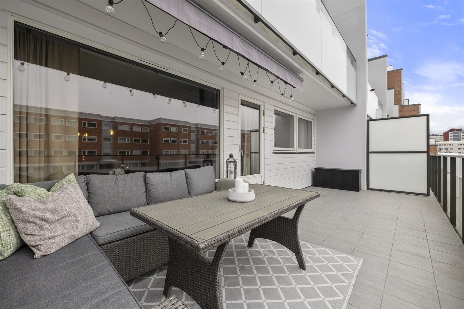 Elektrisk markise er montert på balkongen for enkel solskjerming. Galleribilde