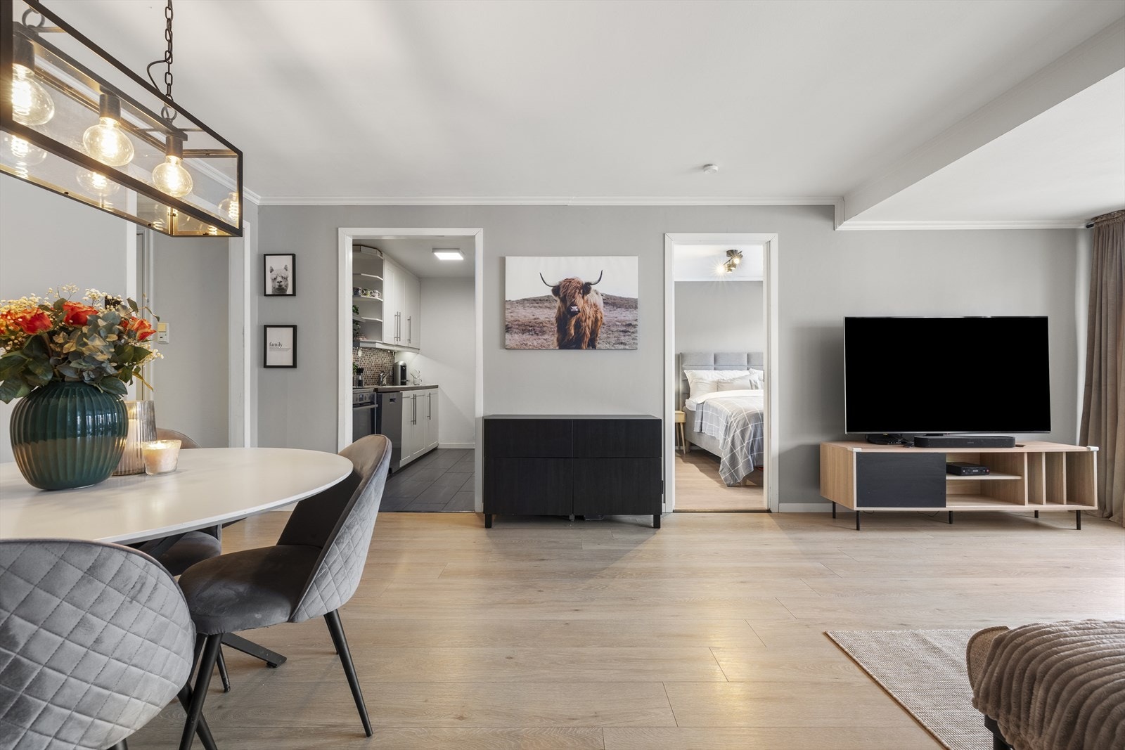 Gulv er av pergolaminat og ble skiftet i 2023 og veggene har fått veggfornøyer det siste året. Galleribilde