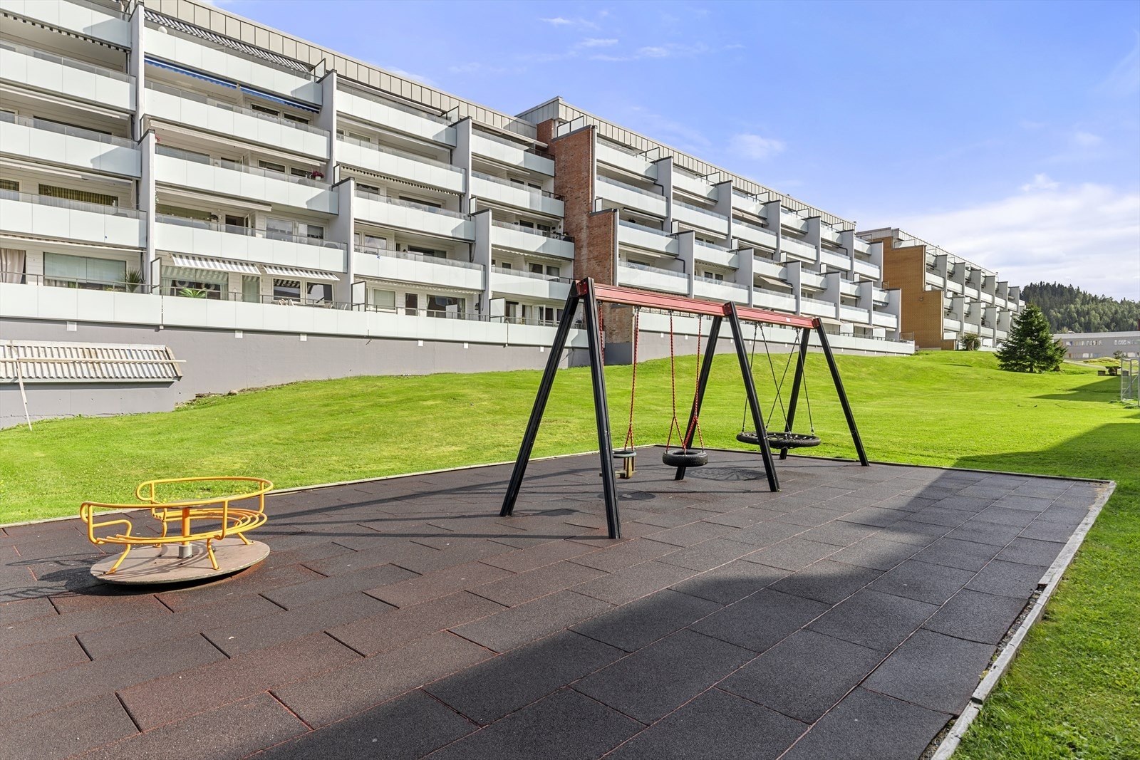 Sommerbilde fra lekeplassen rett utenfor balkongen. Galleribilde