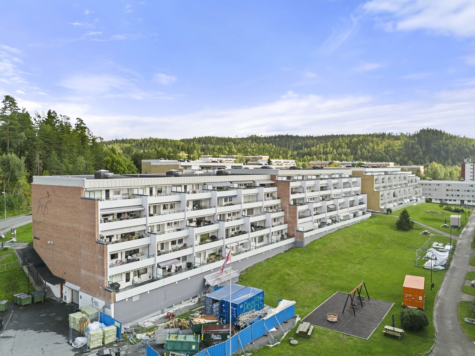 Blystadlia ligger 25 min unna Oslo, 10 min unna Lillestrøm, og litt over 30 min unna Oslo Lufthavn Gardermoen. Fra Elgtråkket 5A er det kun en kort spasertur ned til Blystadlia bussholdeplass, med hyppige avganger til Oslo og Lillestrøm. Galleribilde