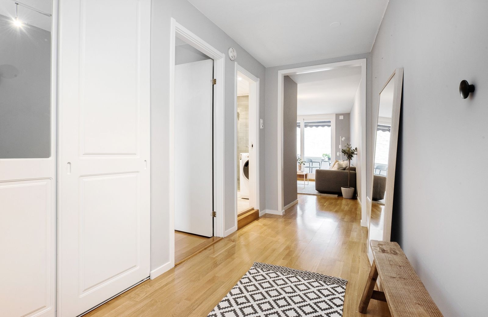 Innbydende entré med stor og praktisk skyvedørsgarderobe. Galleribilde