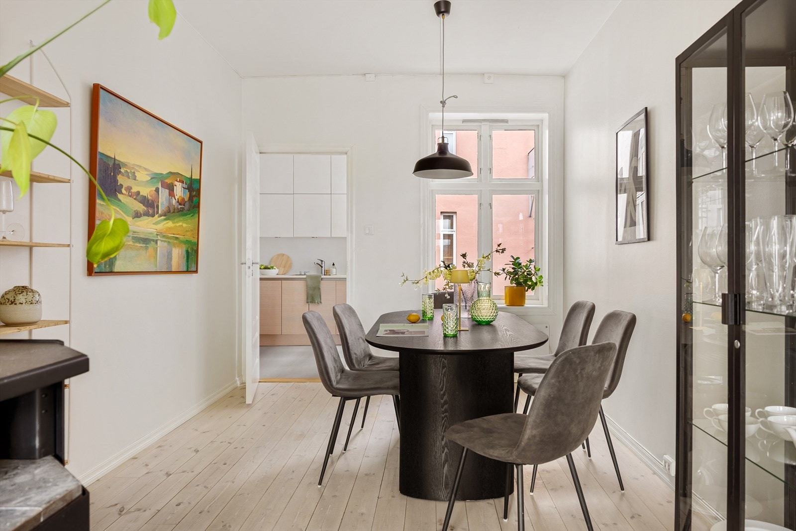 I stuen er det også plass til en større spisegruppe Galleribilde