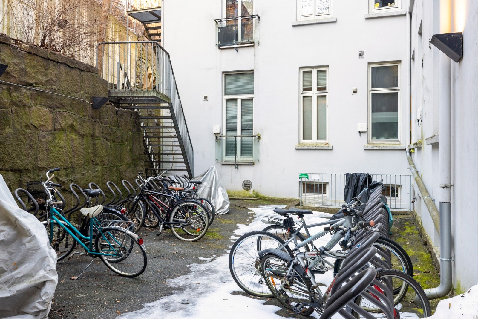 Sykkelparkering i bakgården Galleribilde