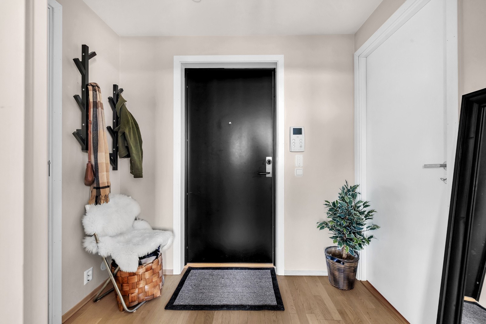 Lys entré gir et godt førsteinntrykk av leiligheten. Felles callinanlegg er montert og det er heisadkomst til leilighetsplan. Galleribilde
