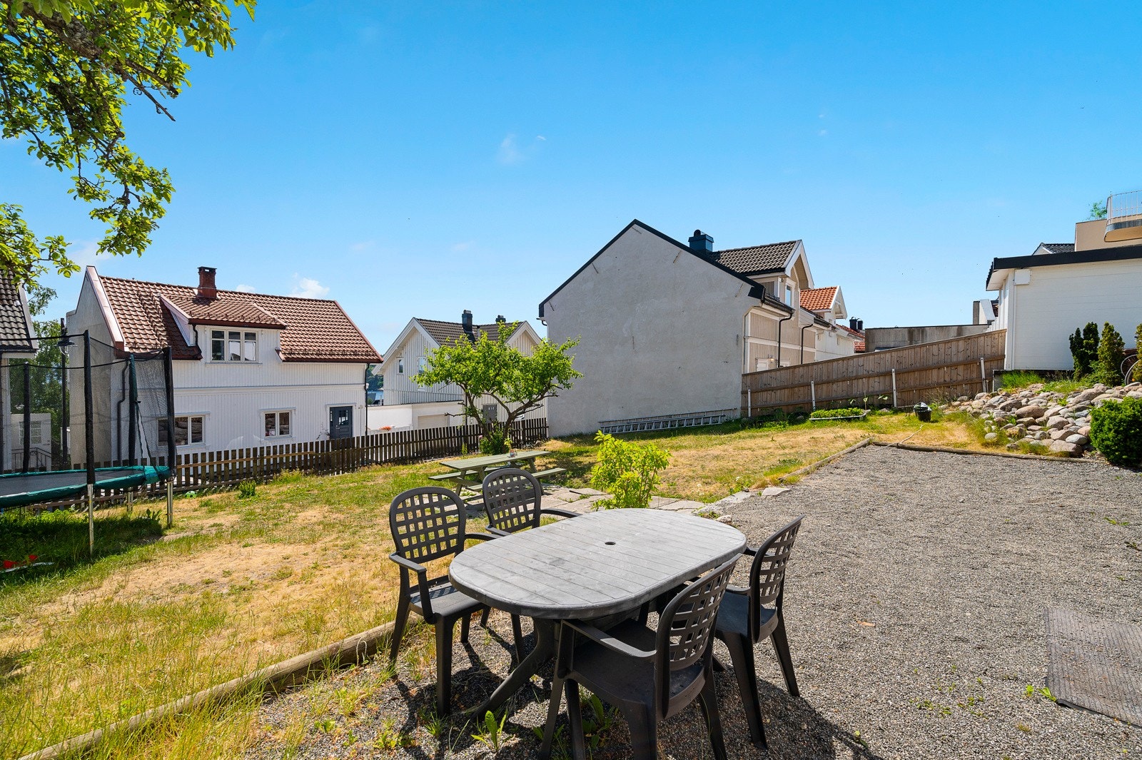 Tomta er stor og en opparbeidet med stor hage med gressplen og diverse beplanting. Galleribilde