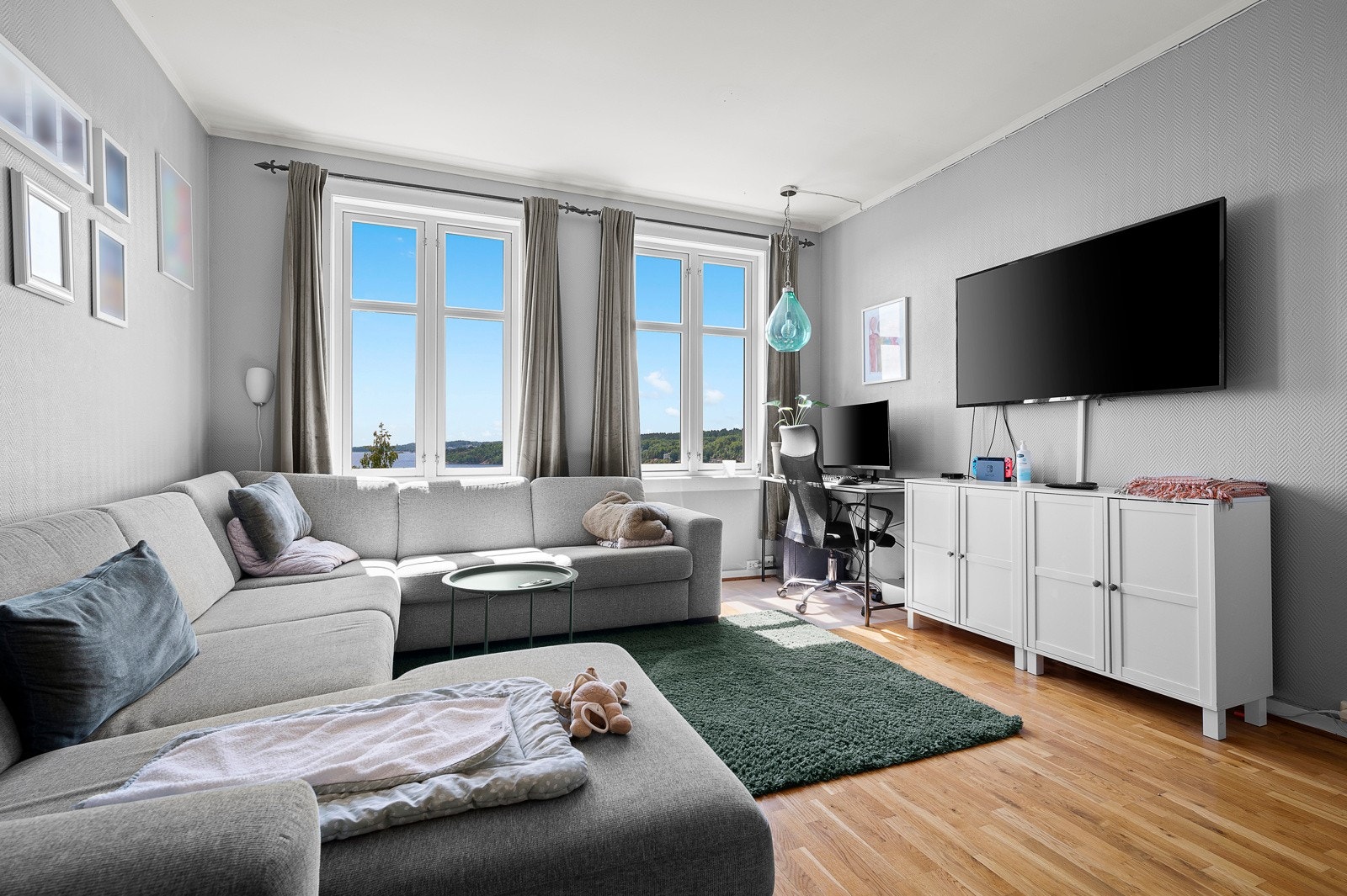 Stue med plass til stor sofa. Galleribilde