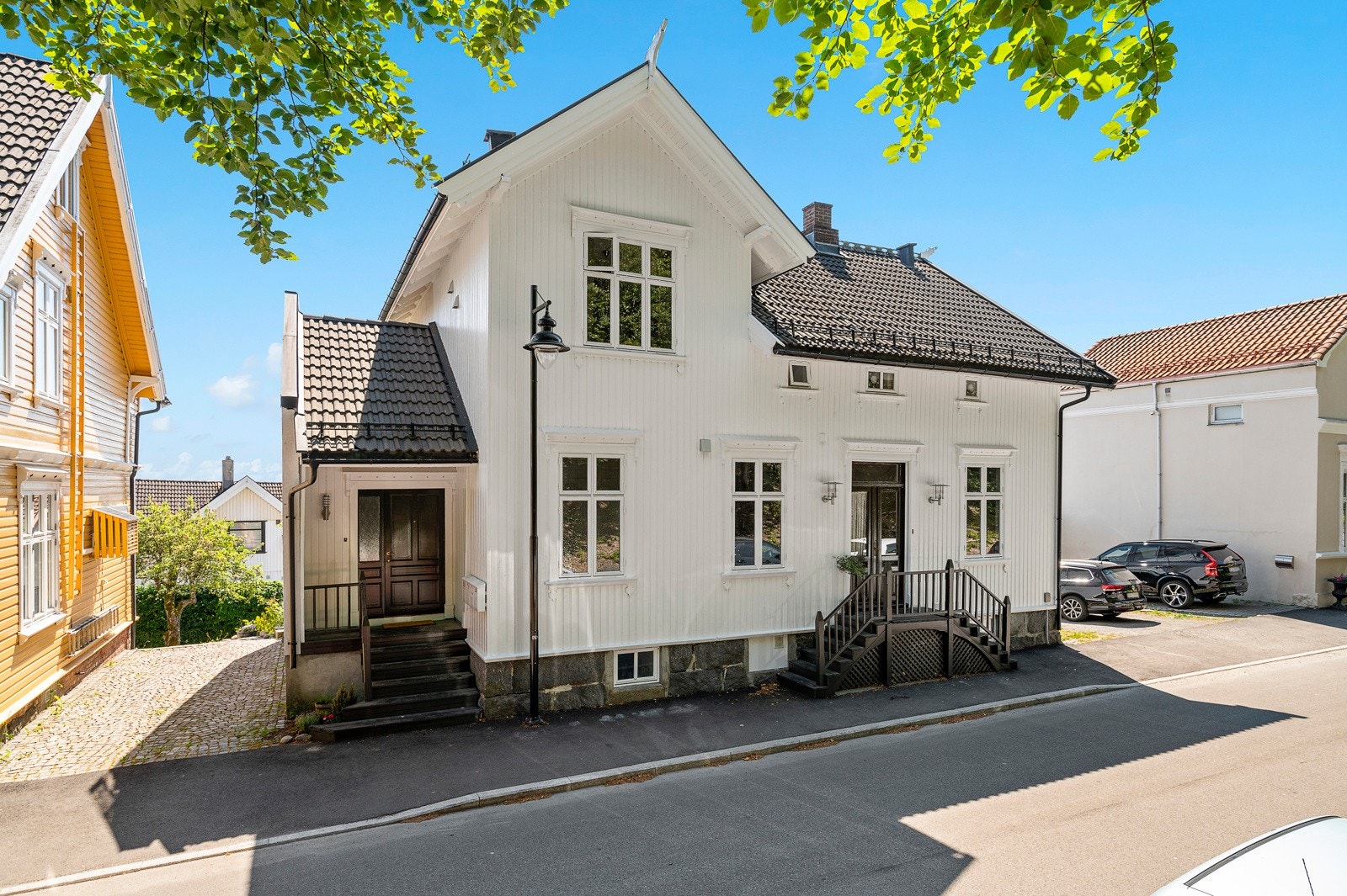 I Larvik, mellom sentrumskjernen og Bøkeskogen, ligger denne eiendommen som består av 4 leiligheter. Galleribilde