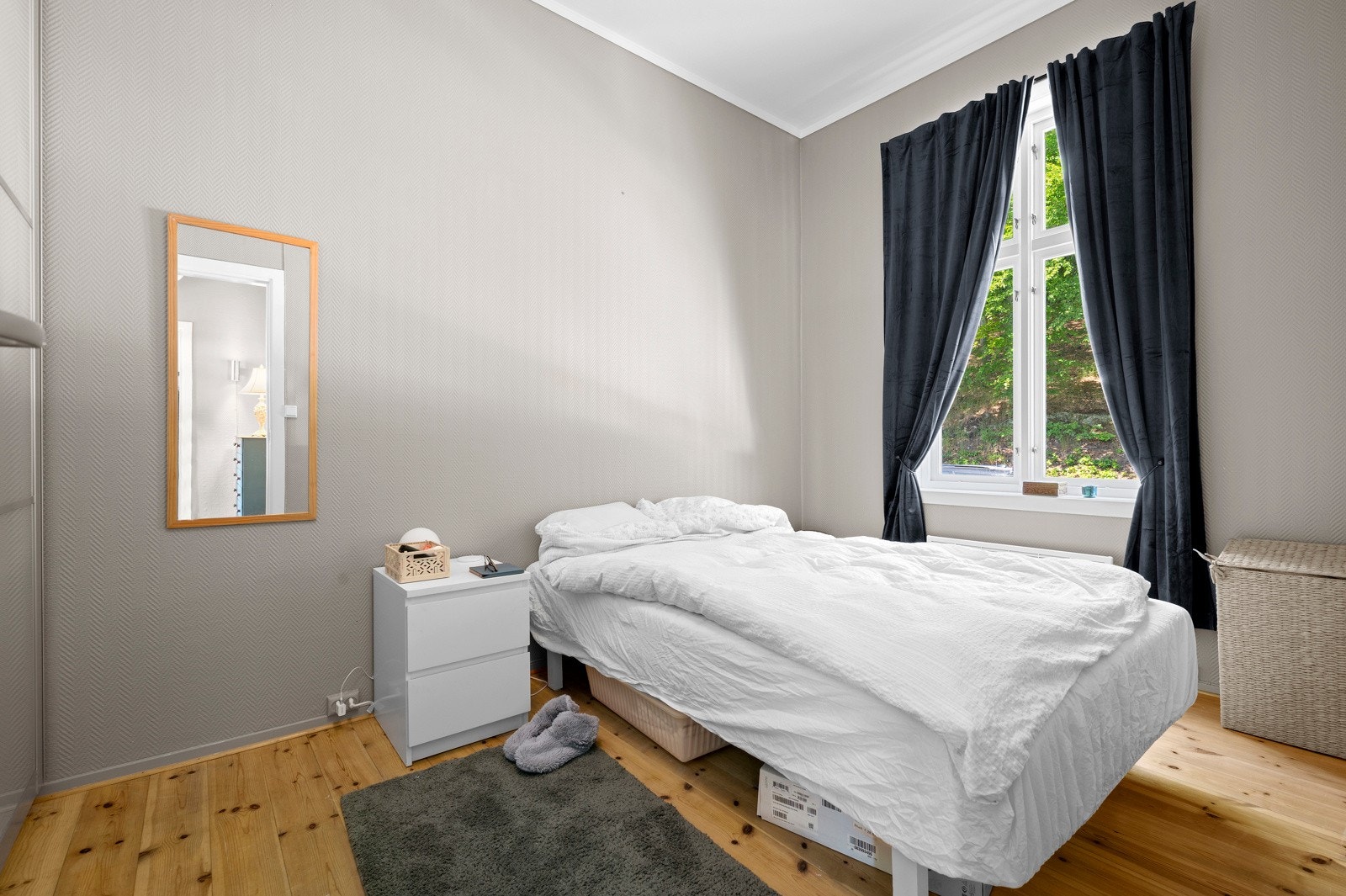 Stort soverom med god plass til dobbeltseng og tilhørende nattbord. Galleribilde